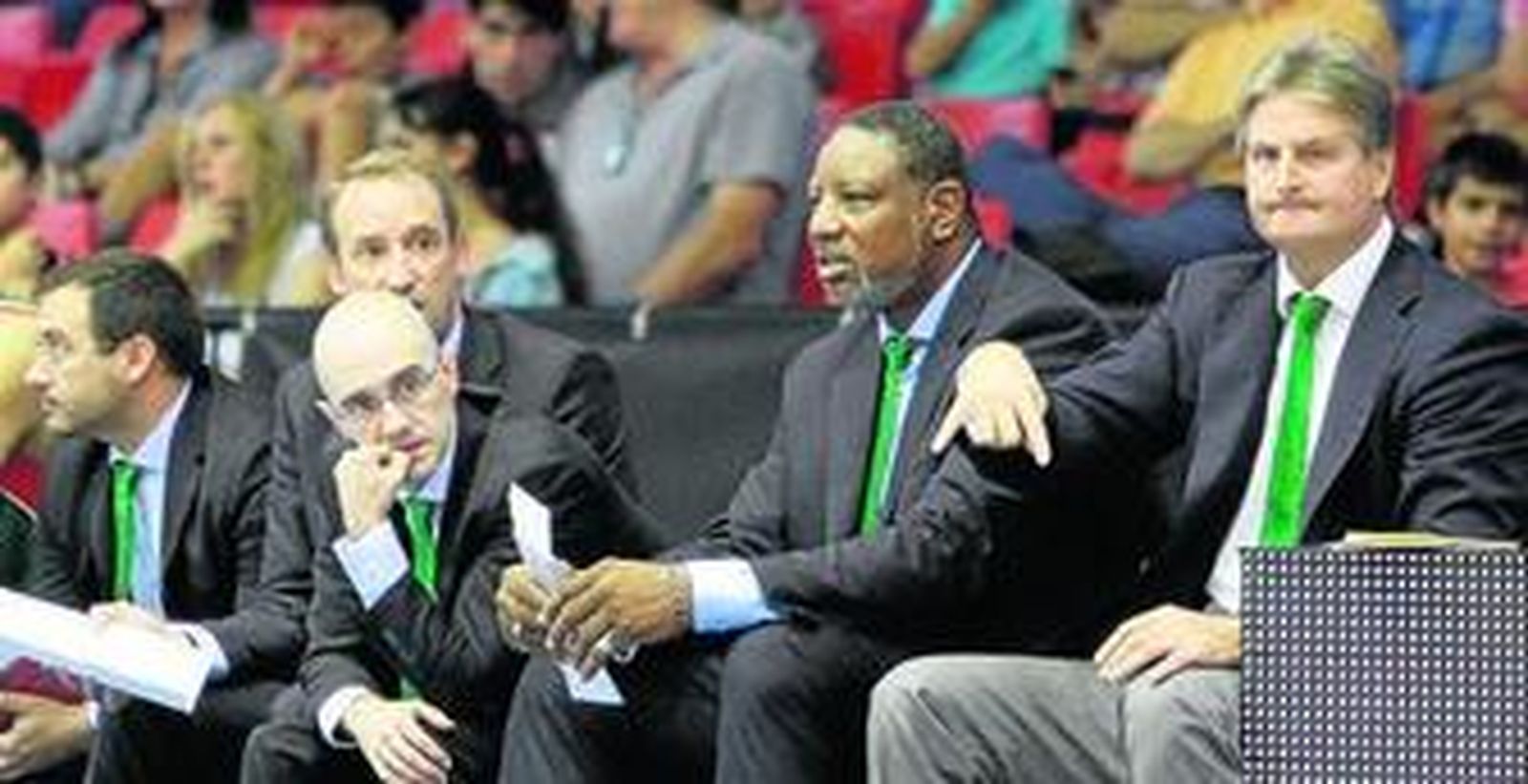 Los técnicos Scott Roth, Audie Norris, Javi Carrasco y Rafa Monclova, sentados en el banquillo ante el Fuenlabrada.