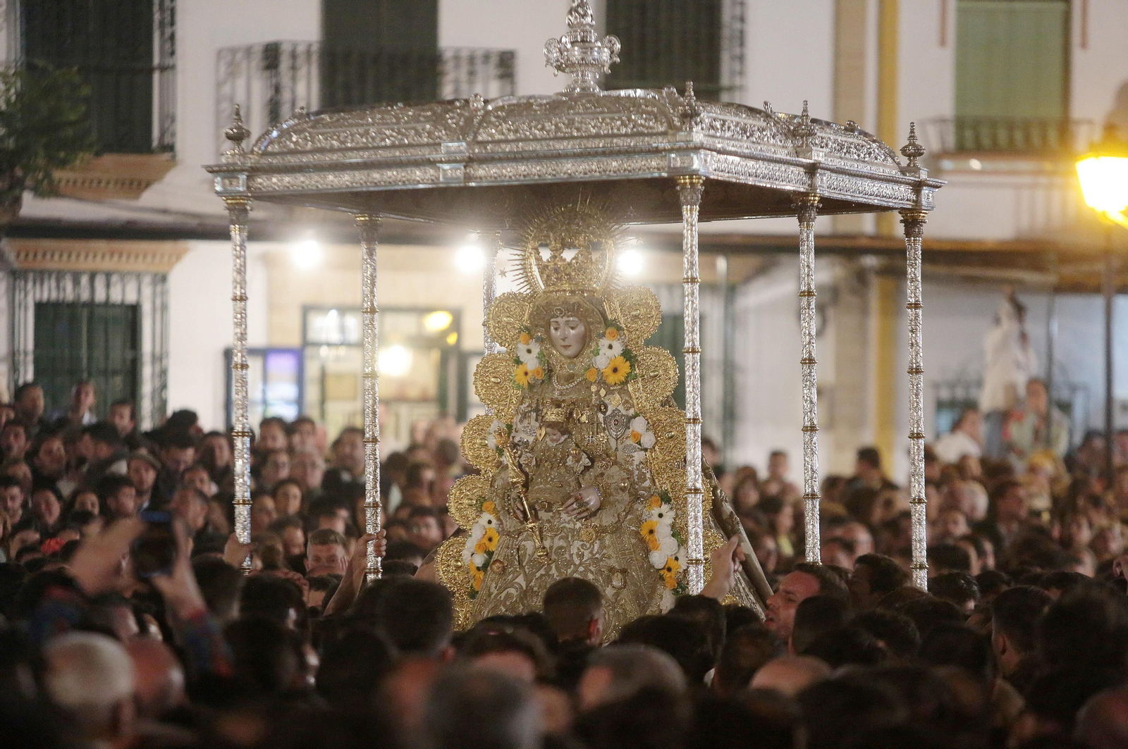El Rocío 2023: Salto a la reja y procesión de la Virgen del Rocío en imágenes