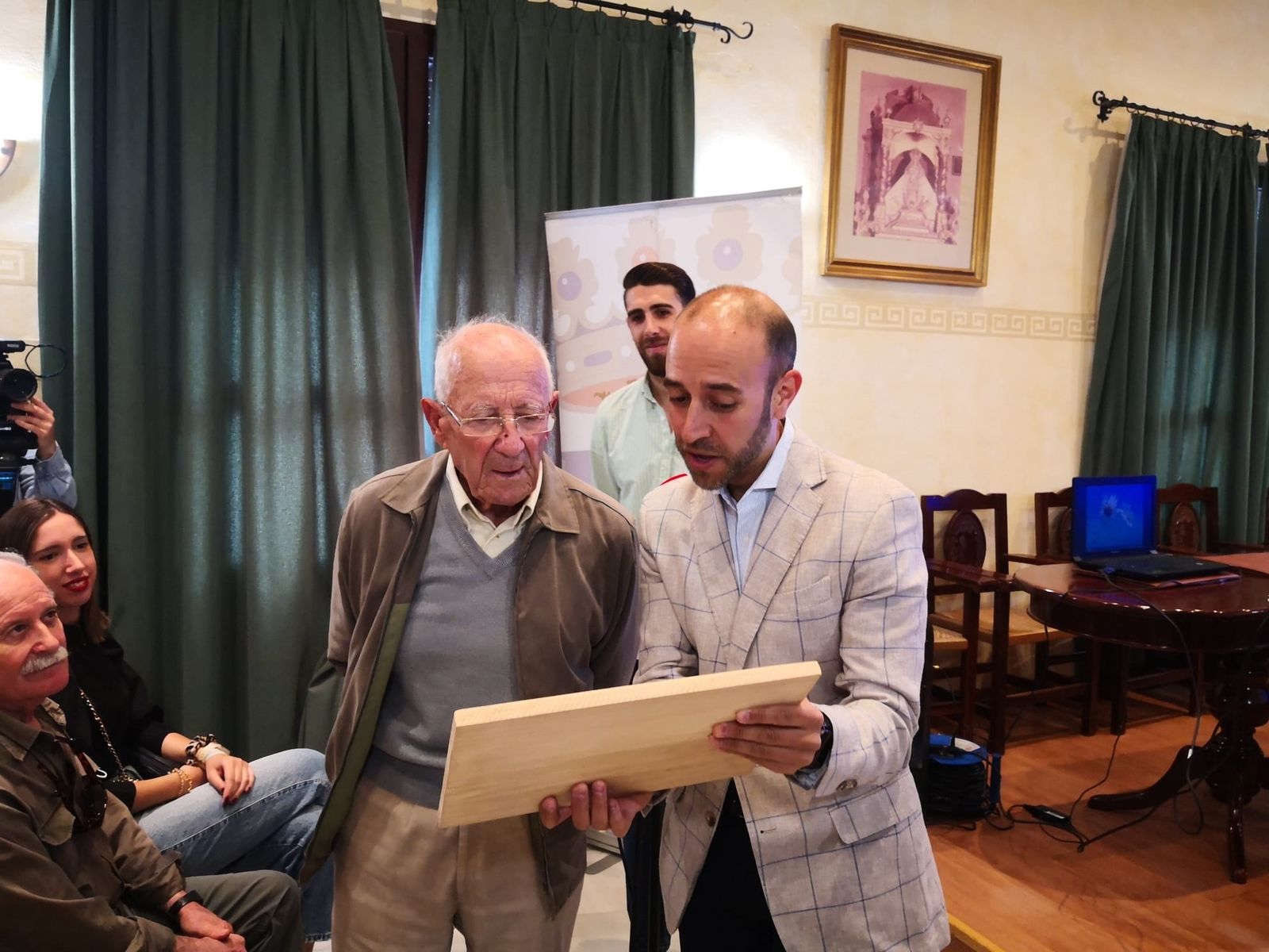 Uno de los dos abuelos de mayor edad homenajeado por el Ayuntamiento.