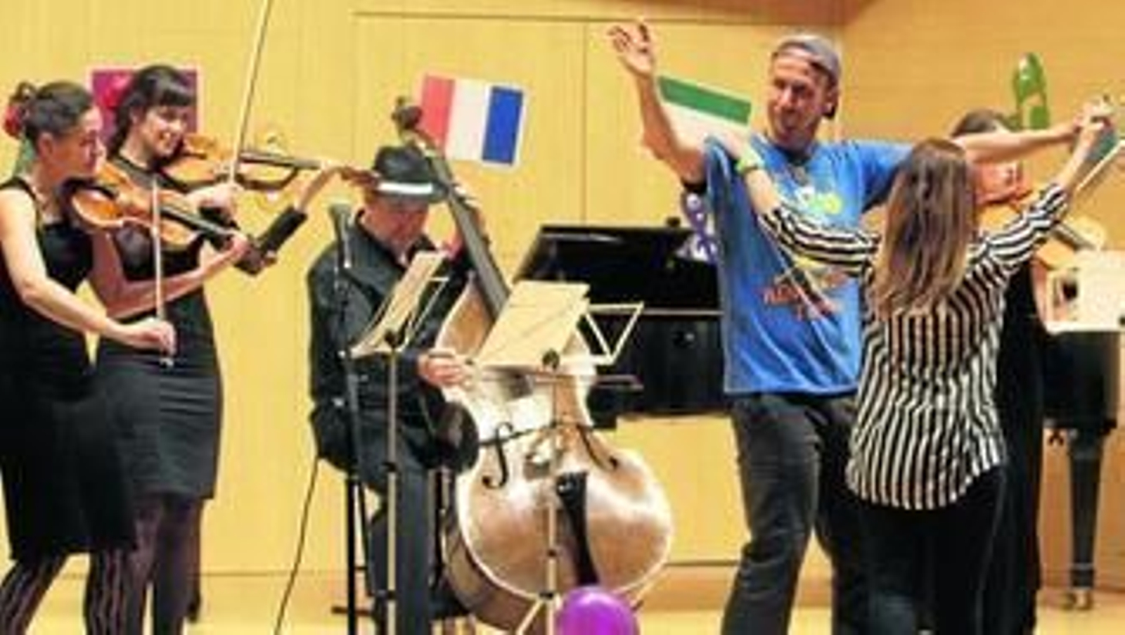 Profesores del centro en una de las actuaciones celebradas ayer en el salón de actos de la Casa de las Artes.