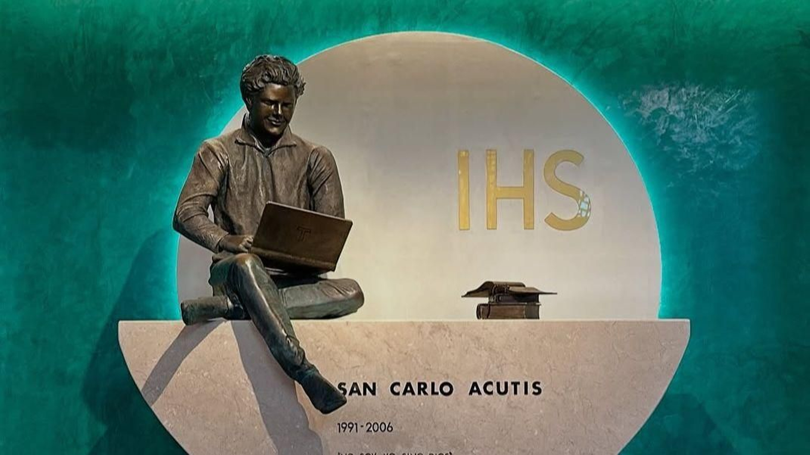 Escultura del Beato Carlo Acutis, en el Santuario de Fray Leopoldo de Granada