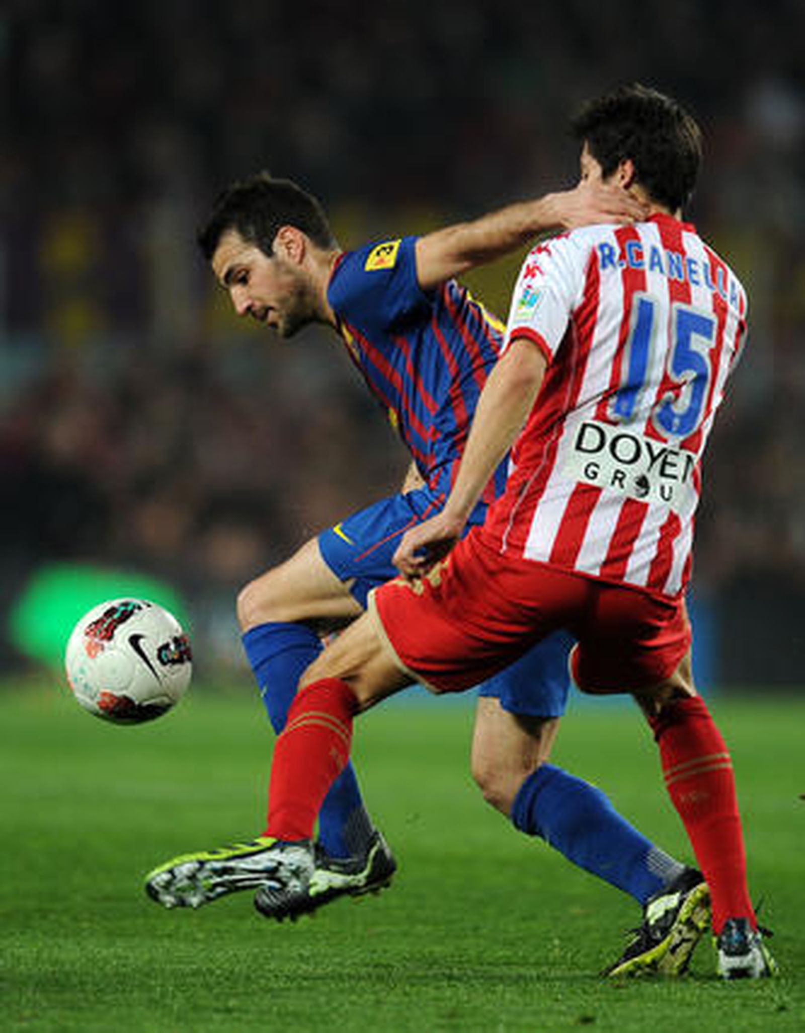 El Barcelona sufre para ganar con diez al Sporting de Gijón. / AFP