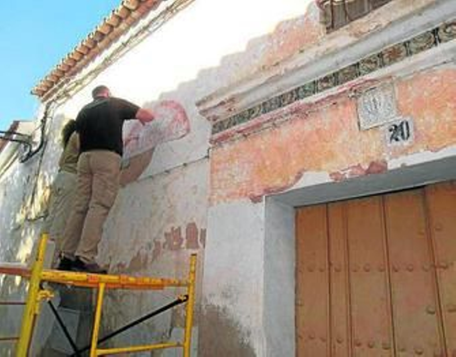 Dos operarios realizan los trabajos de conservación.