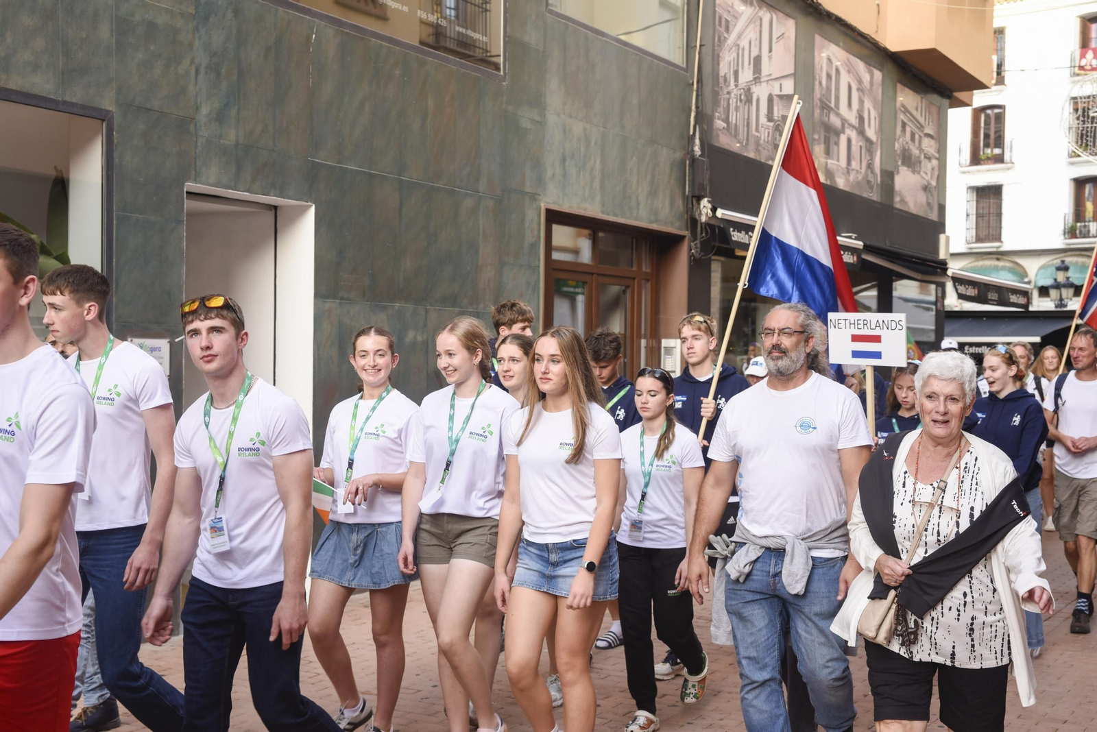 Las fotos del desfile de participantes de la Copa de la Juventud Europea de remo beach sprint de La Línea