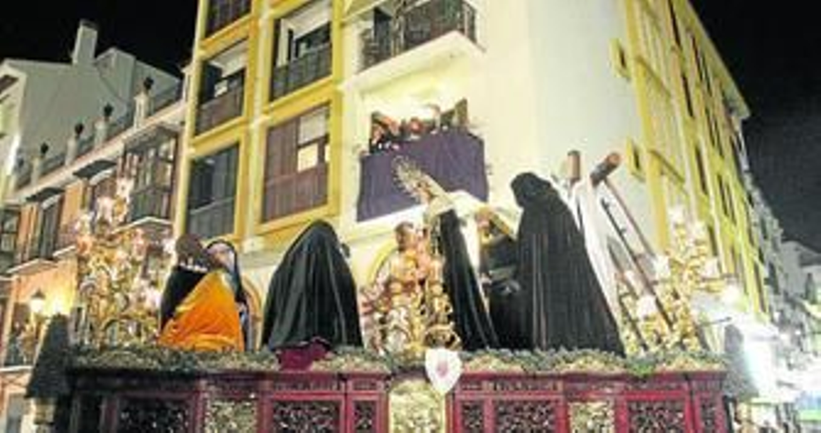 La Sagrada Mortaja, durante su desfile procesional en el Viernes Santo algecireño.