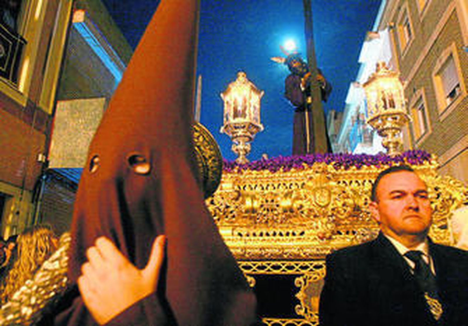 El paso de Jesús del Calvario en la noche del Lunes Santo, con la luna detrás de Él.