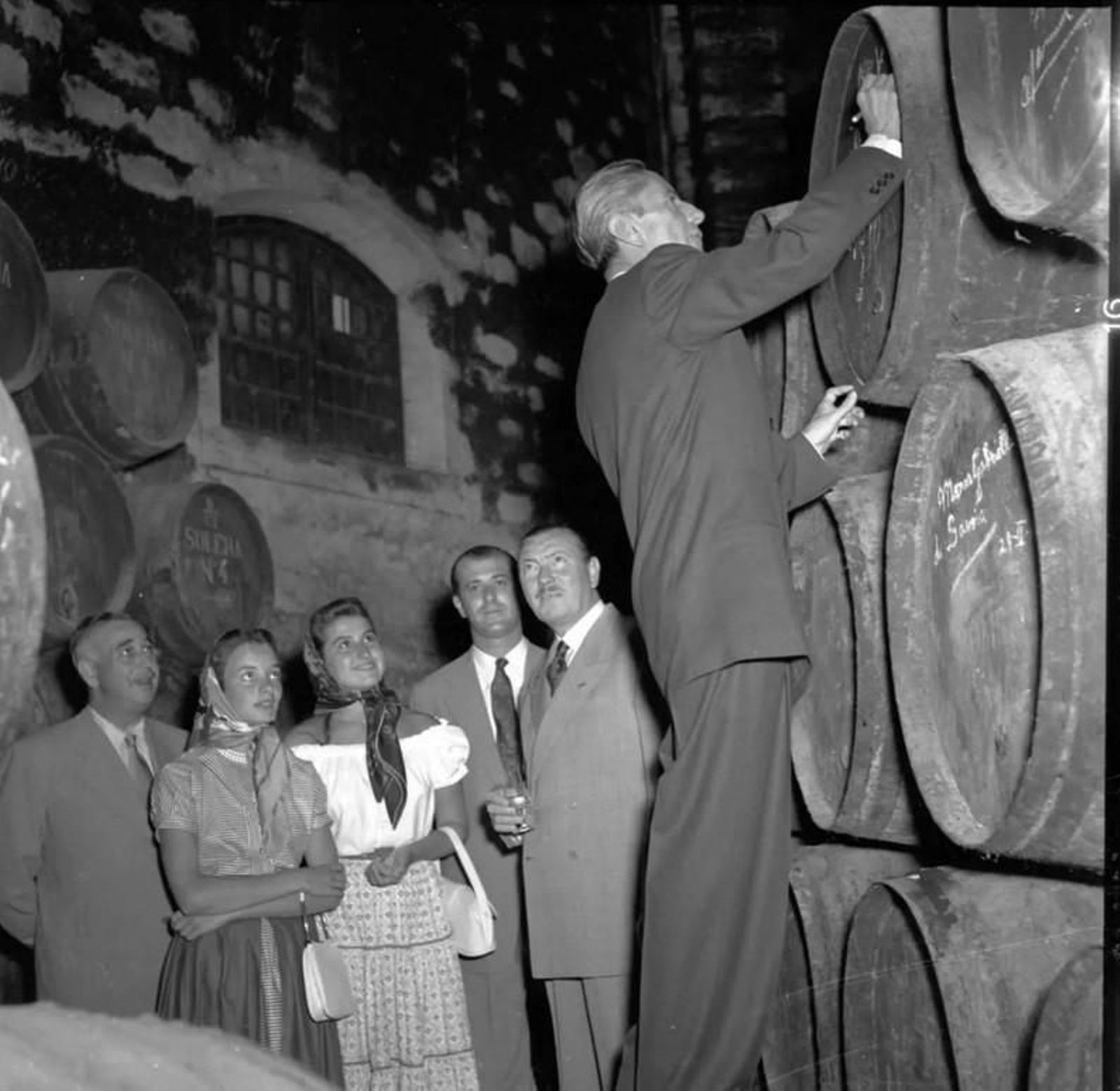El compositor mexicano Agustín Lara firmando su bota, 1957. (Foto de Eduardo Pereiras, Archivo Tradición). El compositor mexicano Agustín Lara firmando su bota, 1957. (Foto de Eduardo Pereiras, Archivo Tradición).