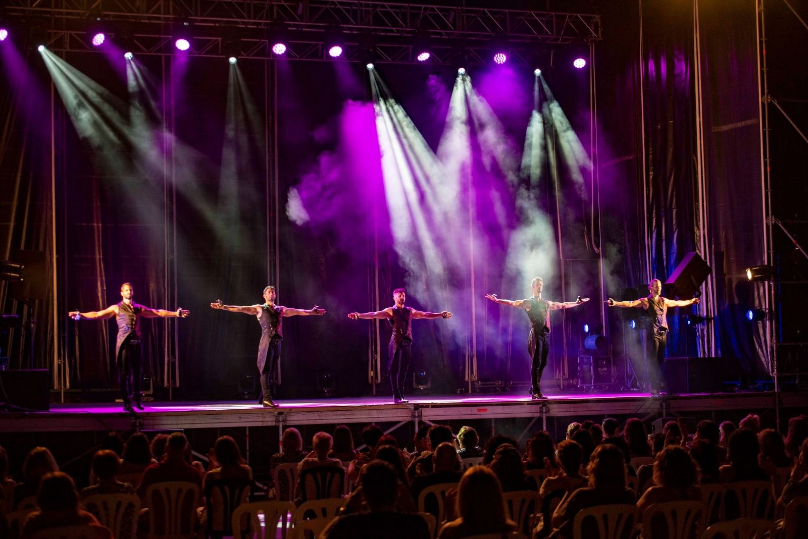 Los hermanos Vivancos recibiendo los aplausos del público.
