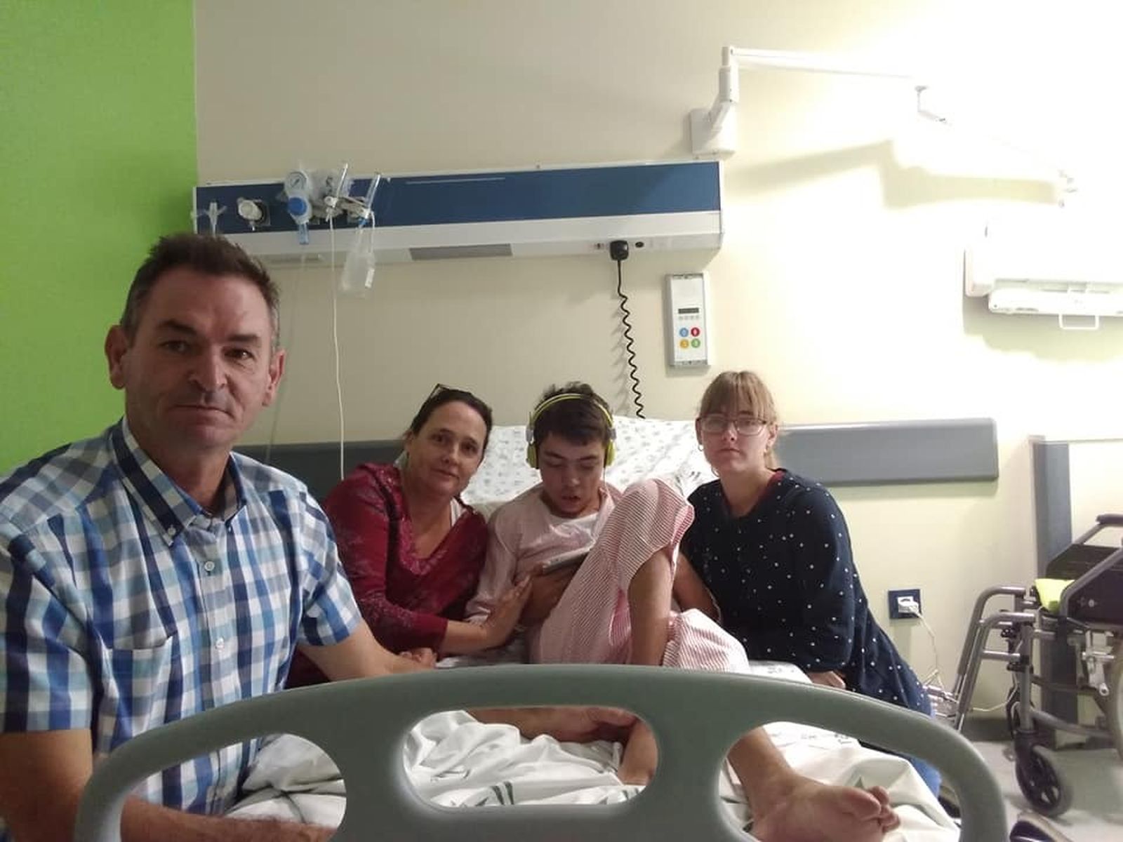 Marcos Carribero y su familia, en el hospital Virgen del Rocío, antes de la operación.