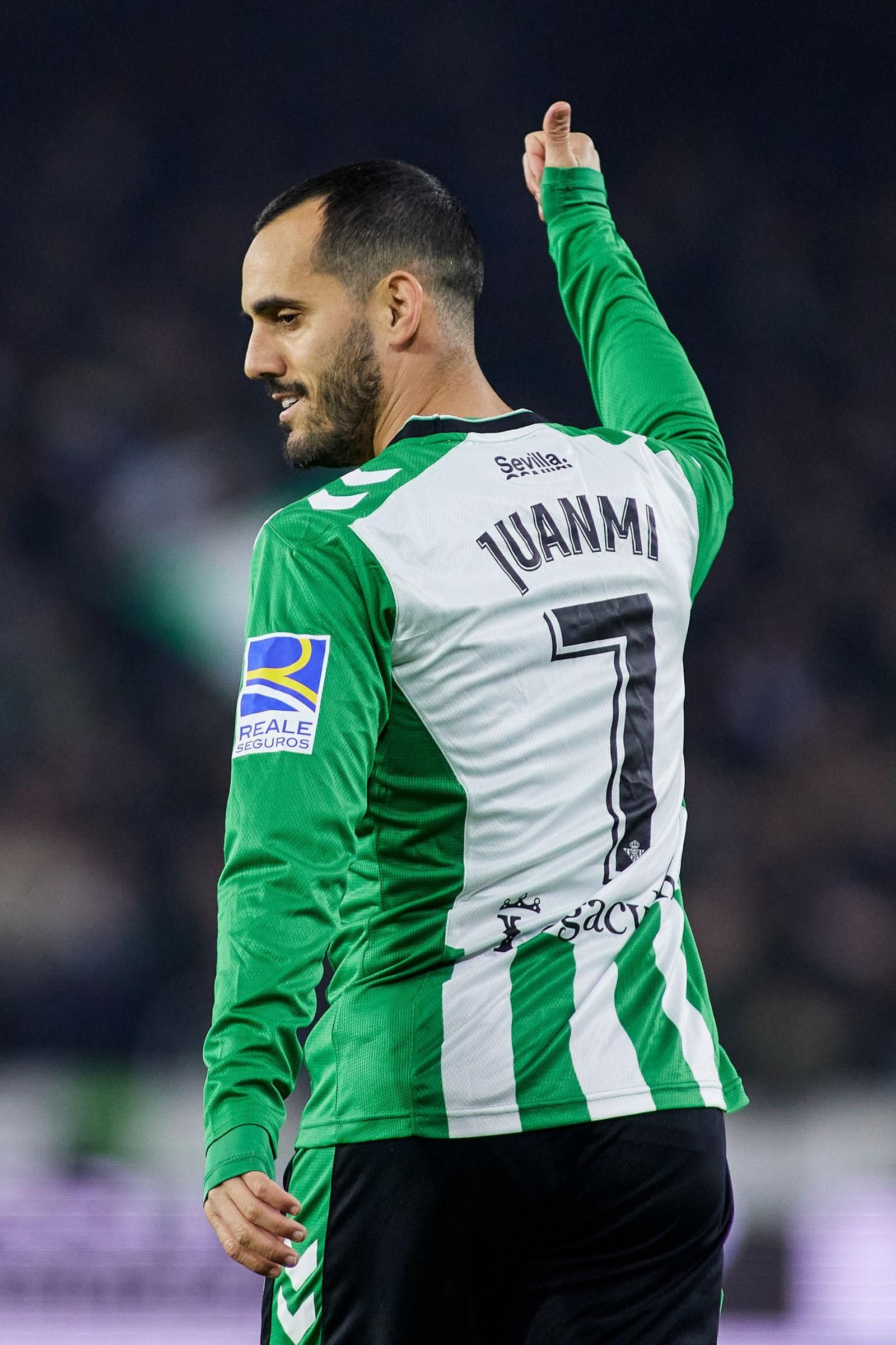 Juanmi le agradece a un compañero un buen pase durante un encuentro de la presente temporada en el estadioBenito Villamarín.