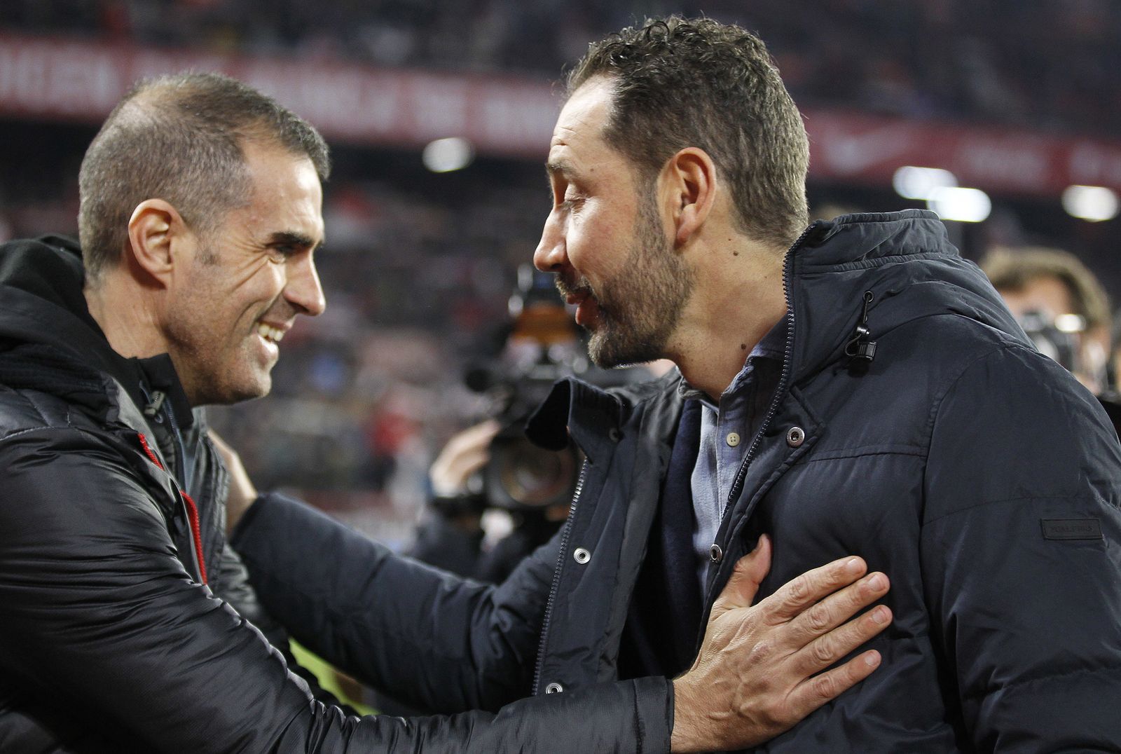 Machín y Garitano se saludan antes del inicio del partido.