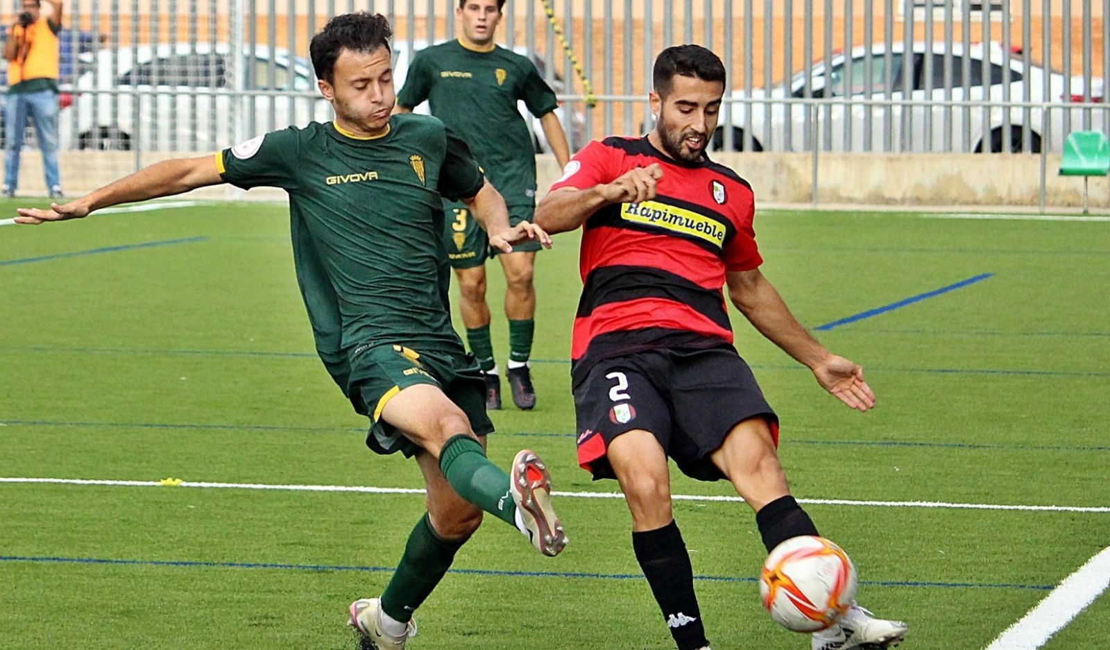 Ale Marín presiona al excordobesista Núñez.