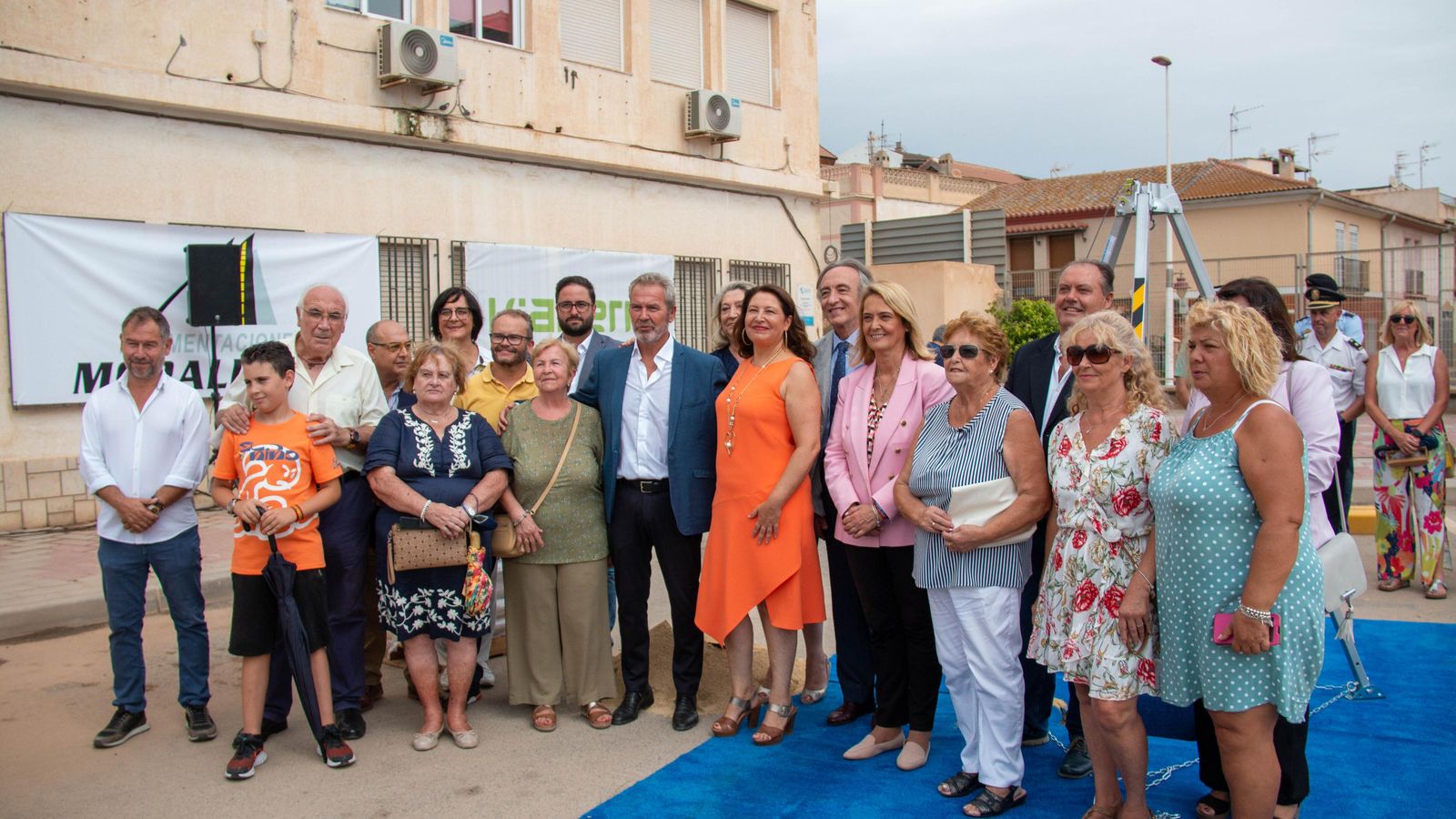 La consejera junto a algunos vecinos y representantes políticos