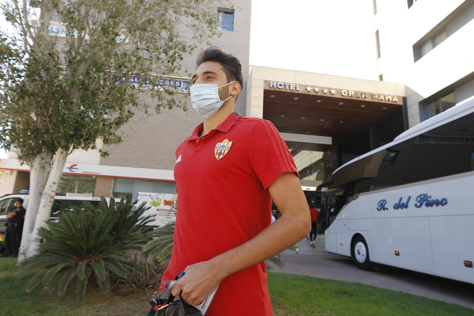 Fotogalería de la afición del Almería antes del partido ante el Girona