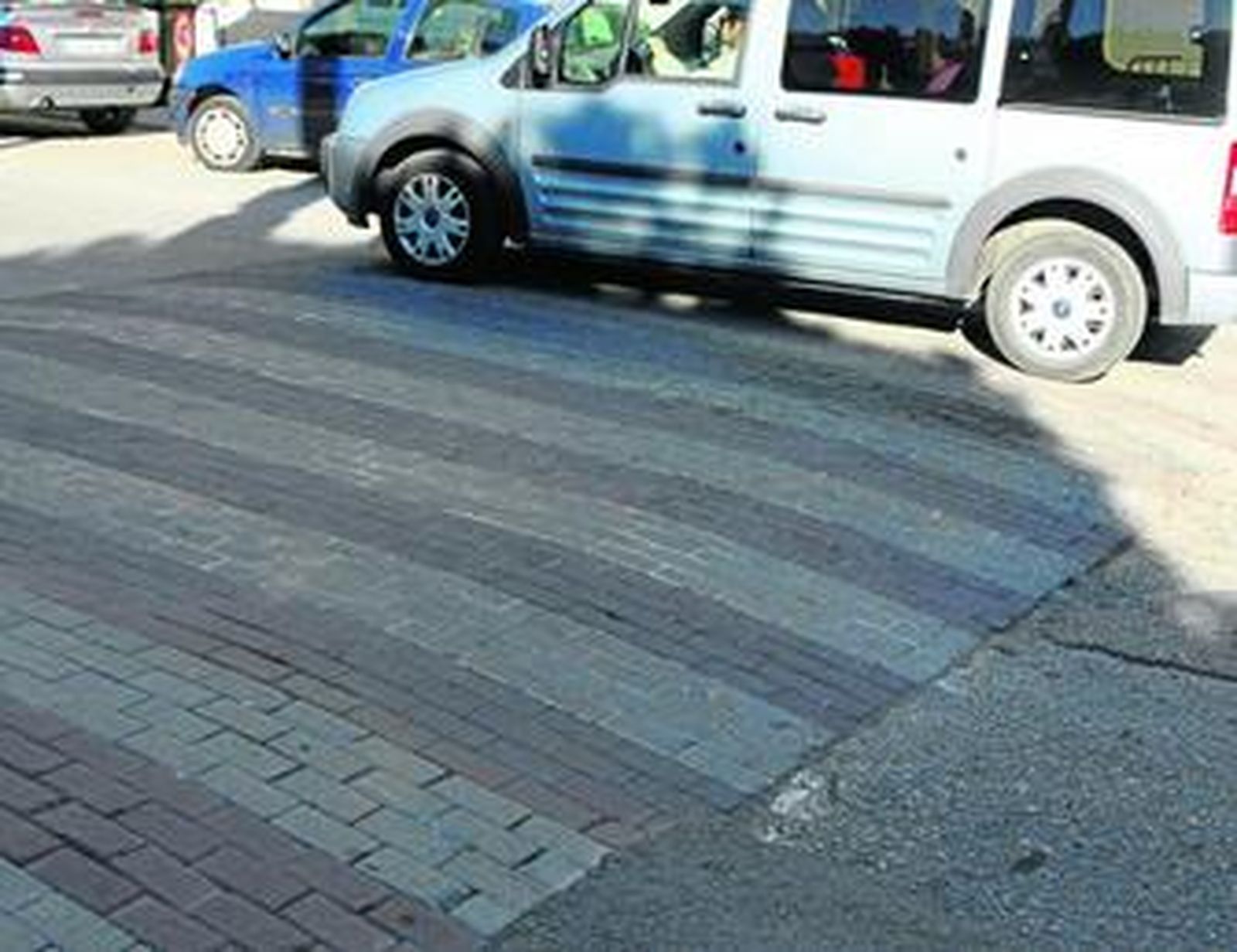 Un vehículo supera un badén en Algeciras, en una imagen de archivo.