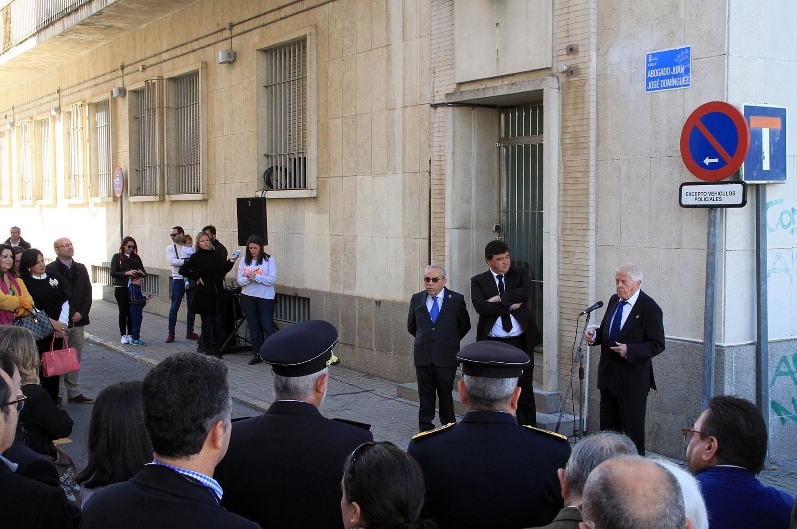 Acto de rotulación de la calle Abogado Juan José Domínguez en imágenes
