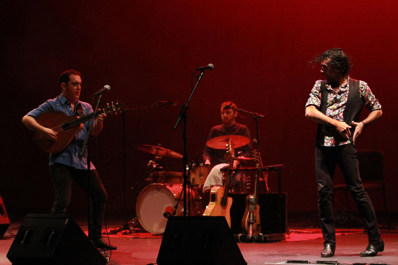 El músico Raúl Rodríguez, junto al batería Pablo Martin Jones y el bailaor Marcos Vargas, en el Teatro Falla