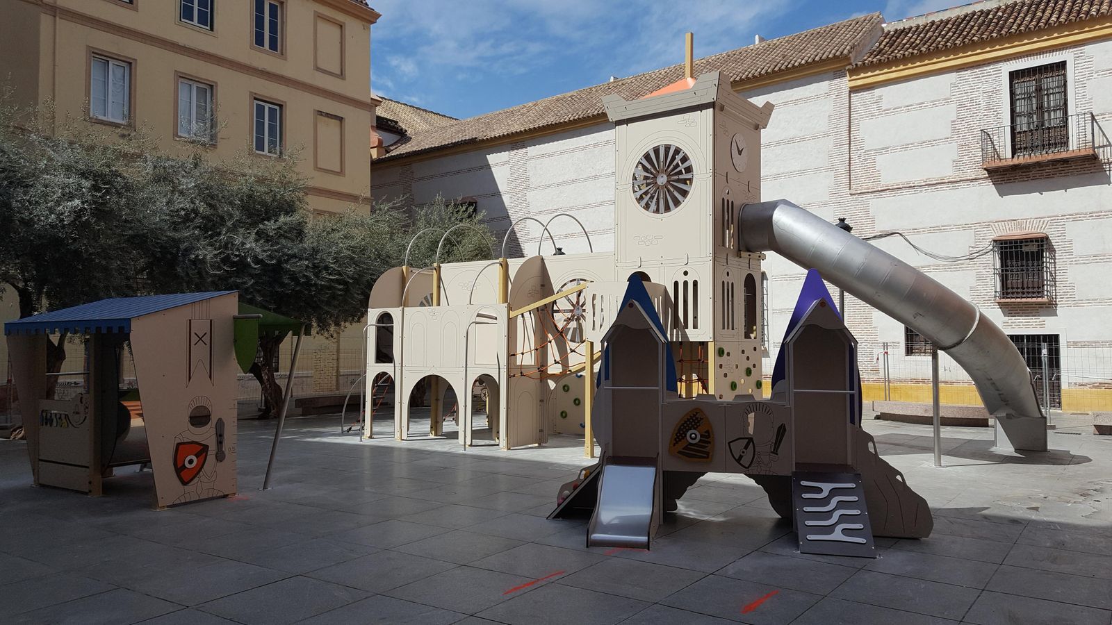 El nuevo parque infantil, con las instalaciones de la Agrupación de Cofradías al fondo.