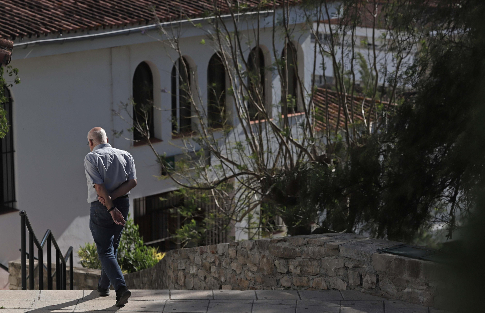 Un hombre pasea por Jimena en una imagen de archivo.