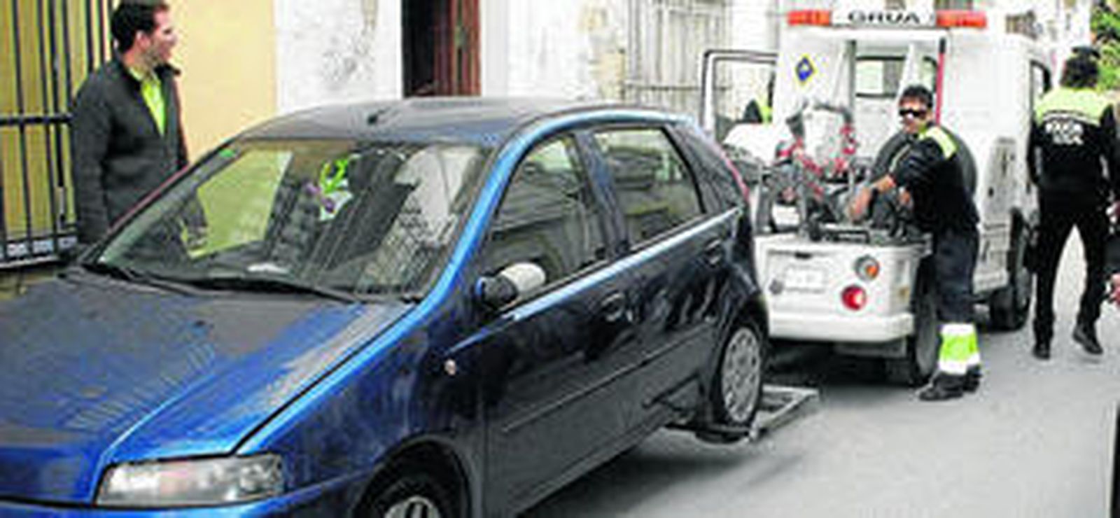La grúa, retirando un vehículo aparcado en la calle Santa Lucía en noviembre de 2009.