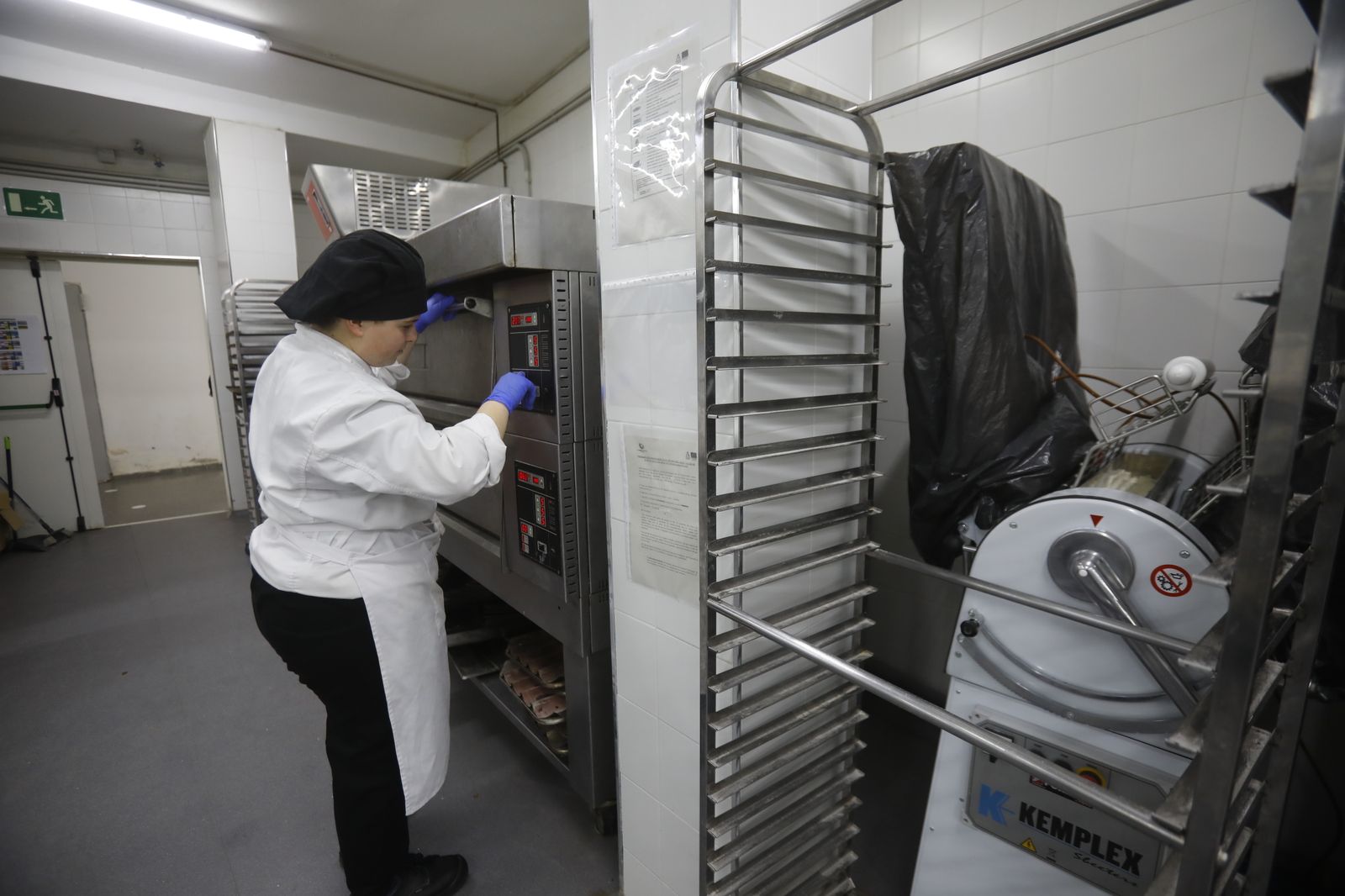 El restaurante y las cocinas del instituto Gran Capitán de Córdoba, en imágenes