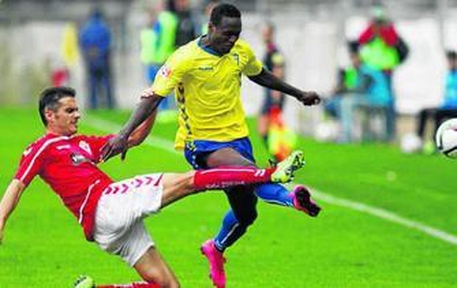 Wilson Cuero, con la camiseta del Cadiz, pugna con un jugador del Murcia.