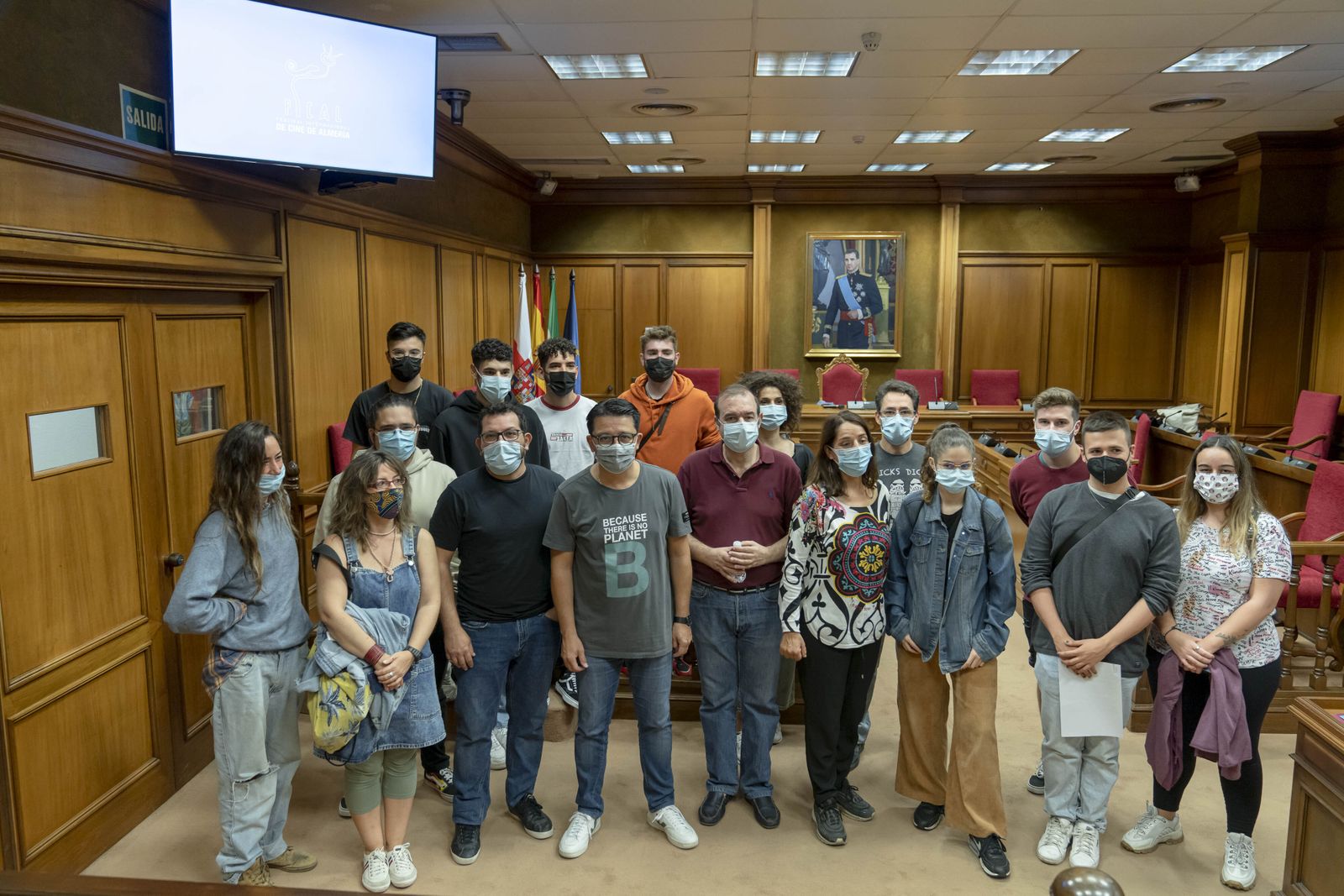 Manuel Guzmán, Enrique Iznaola y Nico Fernández con los seis equipos que participan en el Maratón.