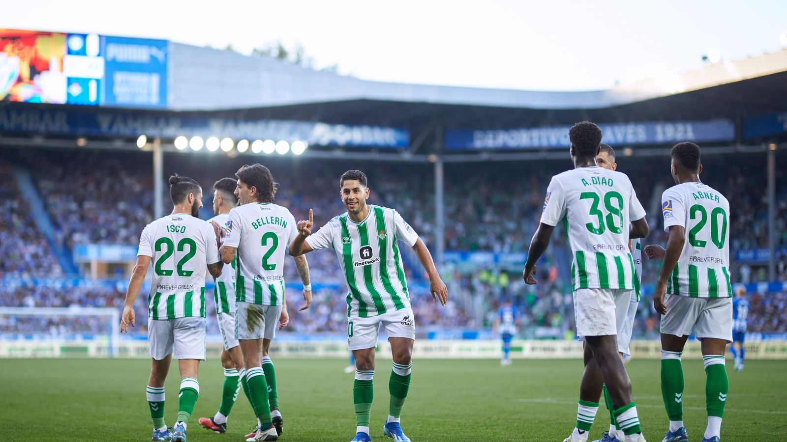Ayoze celebra su gol en Vitoria con sus compañeros.