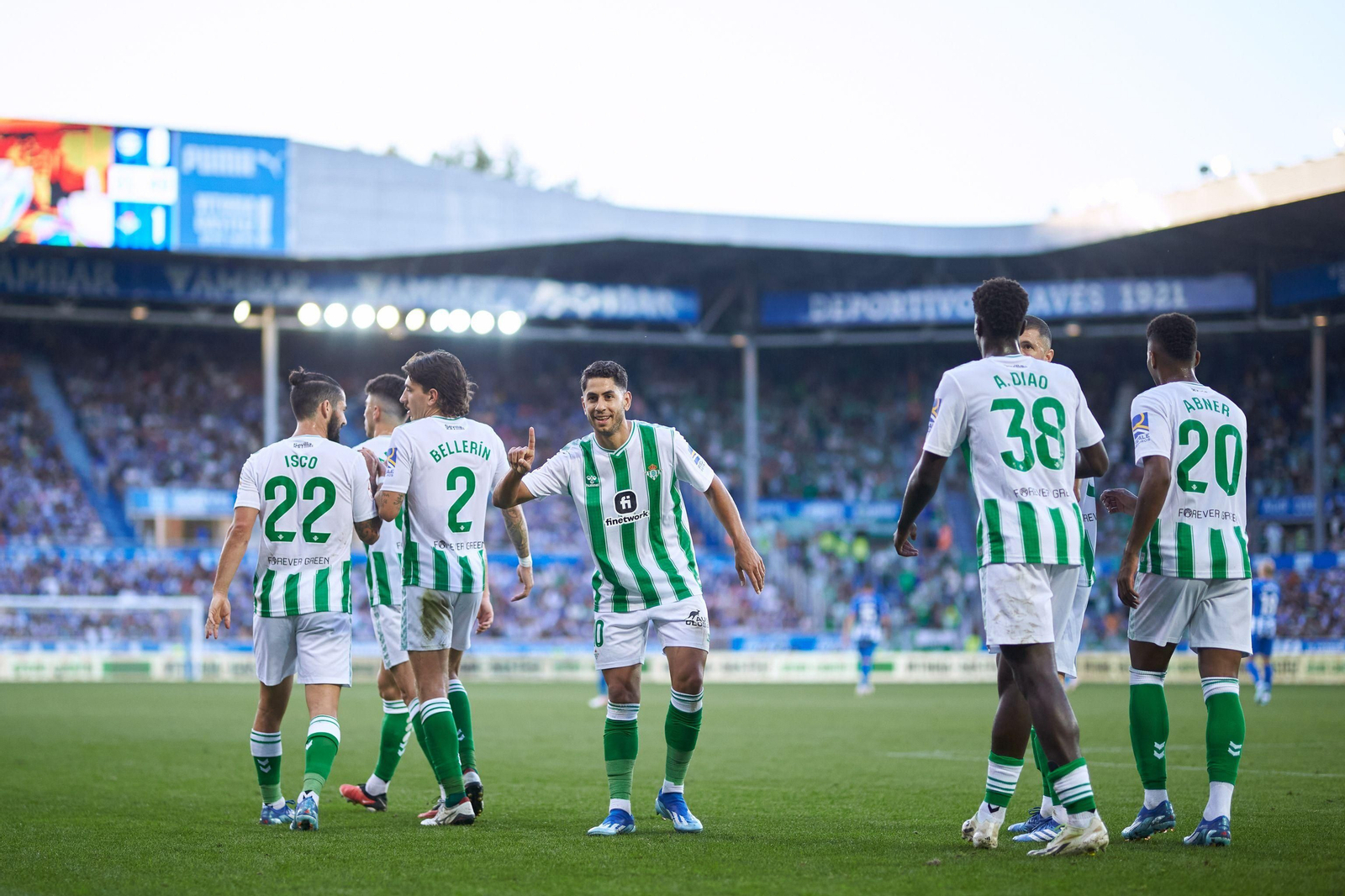 Ayoze celebra su gol en Vitoria con sus compañeros.