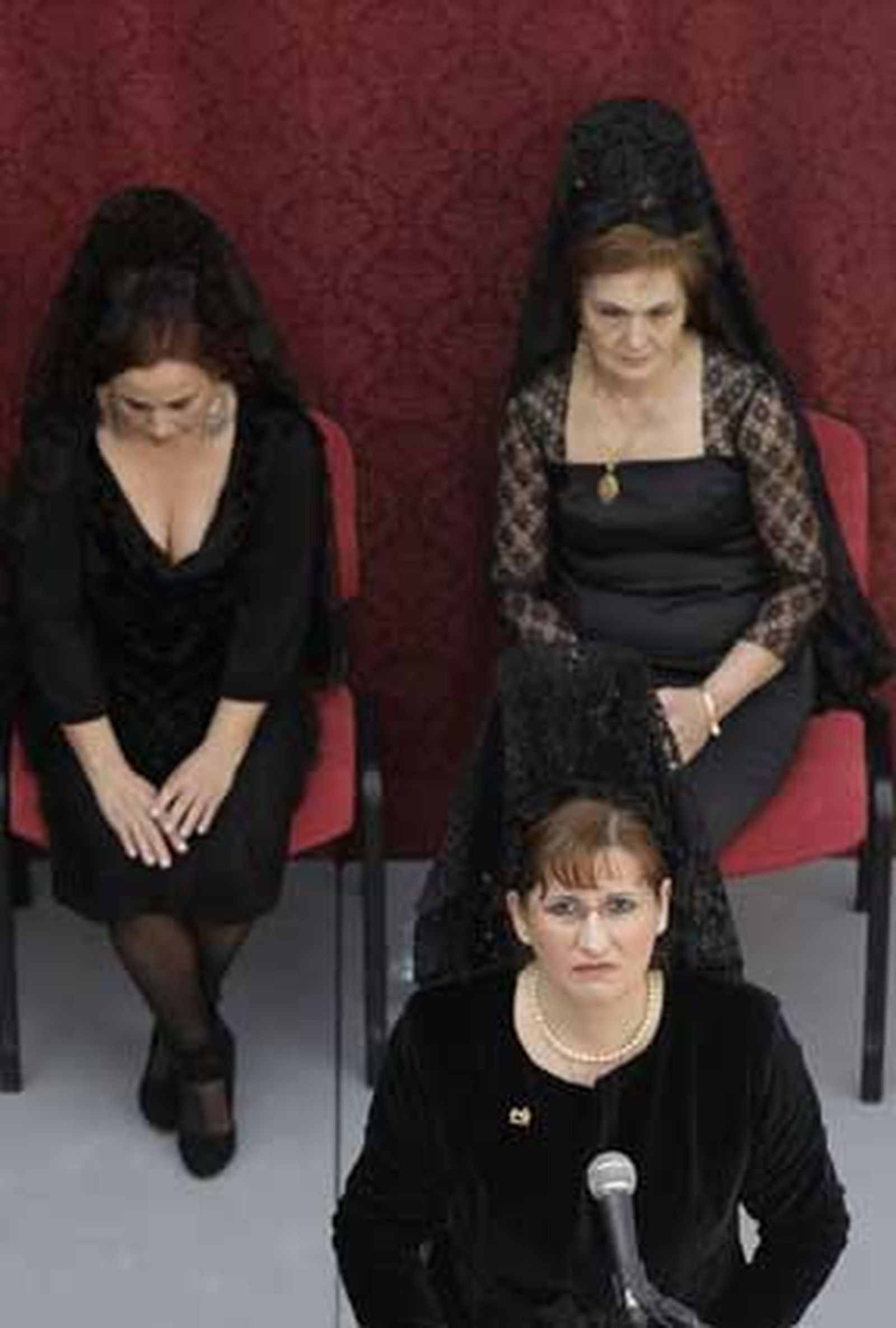 Bedriomo, Ortega y Sanabria acompañan con sus rezos a la presidente de La Levantá, que muestra con emoción todos sus recuerdos cofrades./Erasmo Fenoy

Foto: Erasmo Fenoy