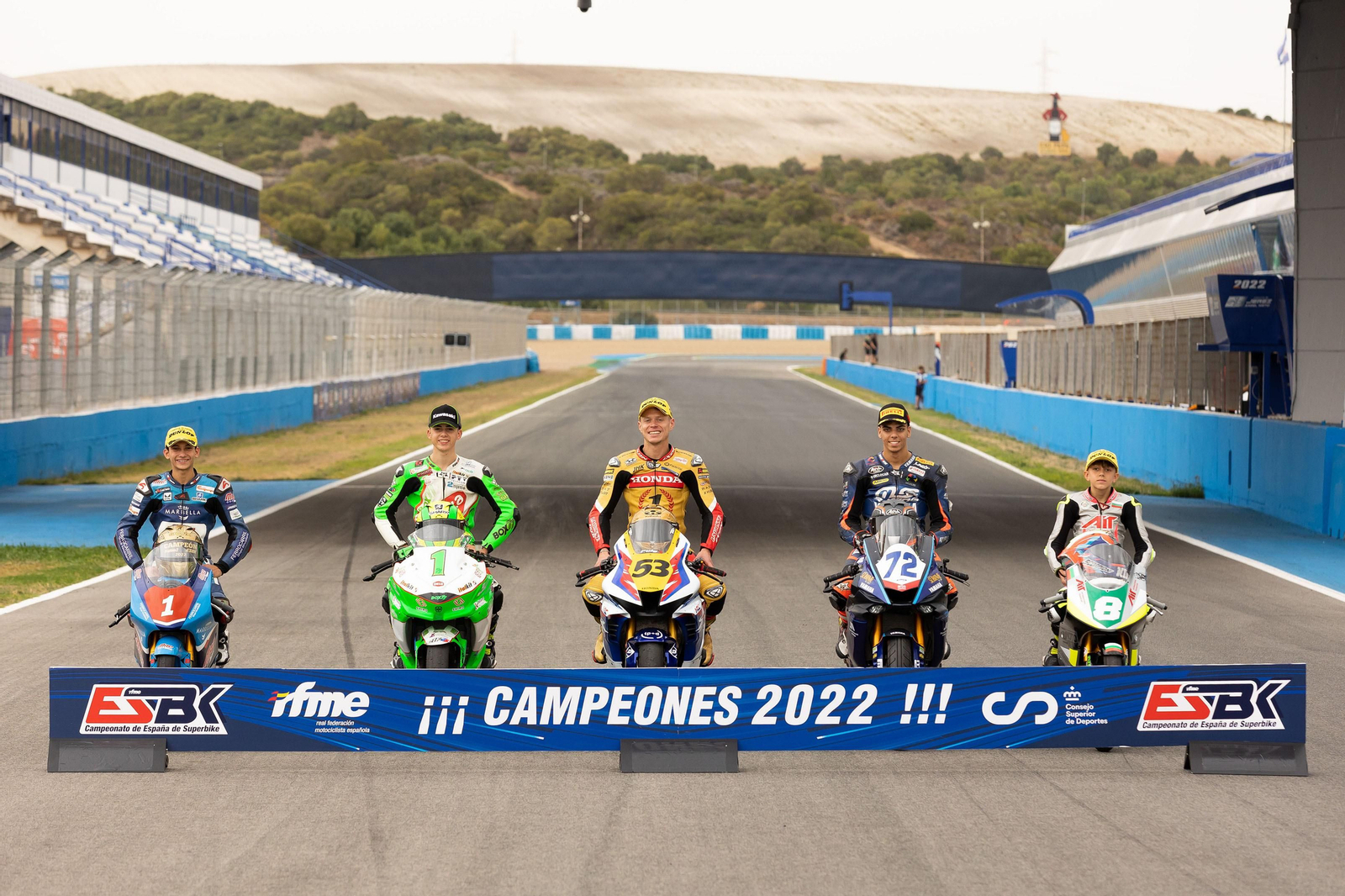 Foto de familia de los campeones Pre Moto3, SBK300, SBK, Supersport y Moto4.