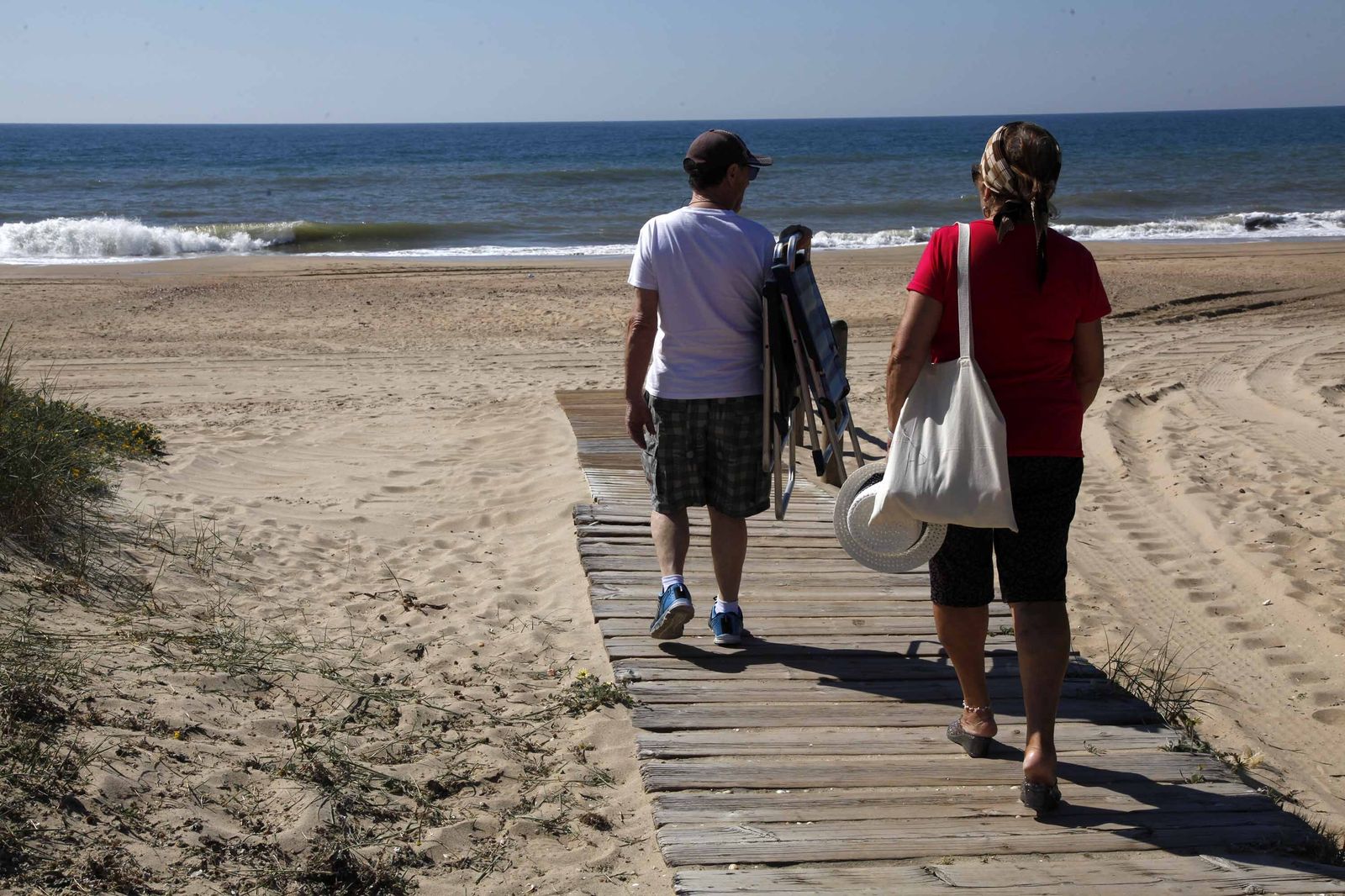 Onubenses disfrutan de la playa estos días de Semana Santa