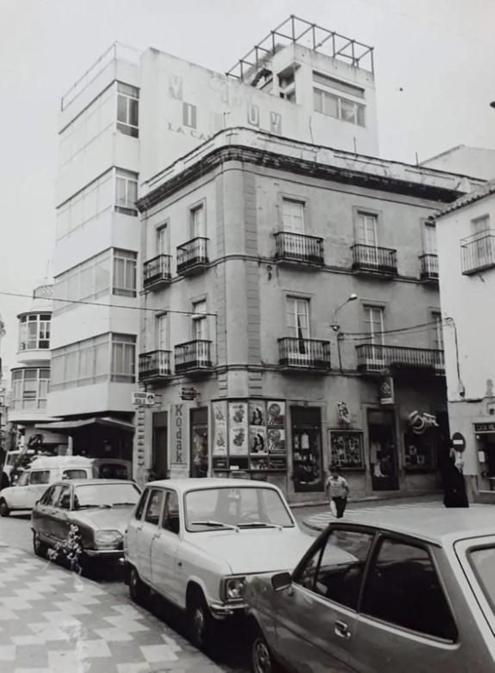 La Calzada, con vehículos de la época, a finales de los 70.