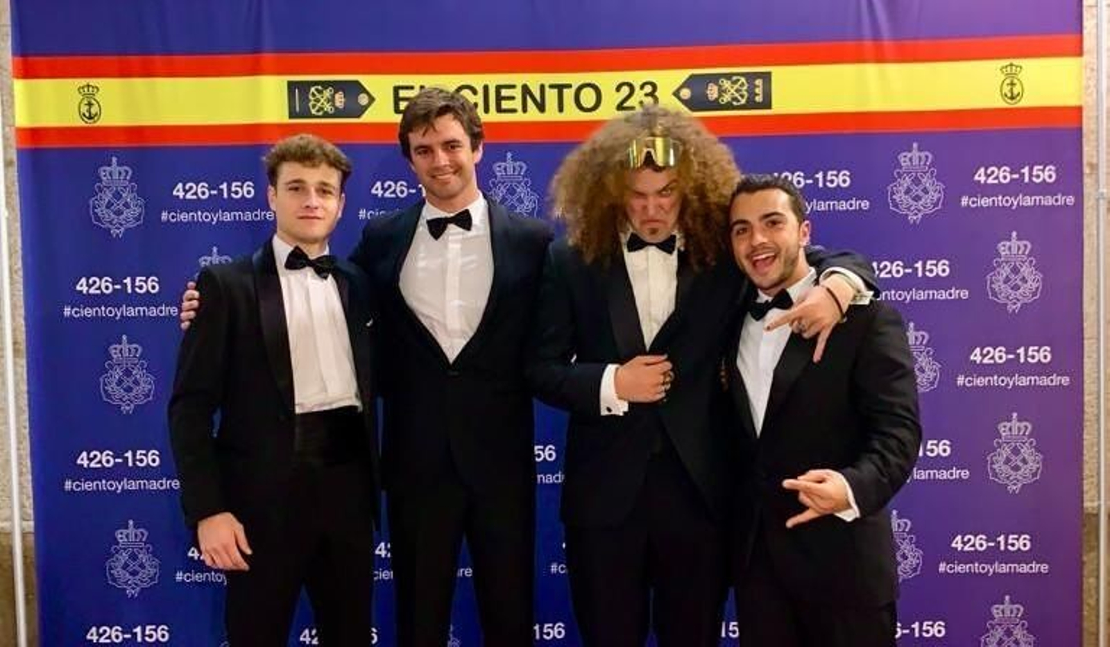 El grupo portuense '4 Cuerdos',  en el Baile del Ciento, en la Escuela Naval de Marín.