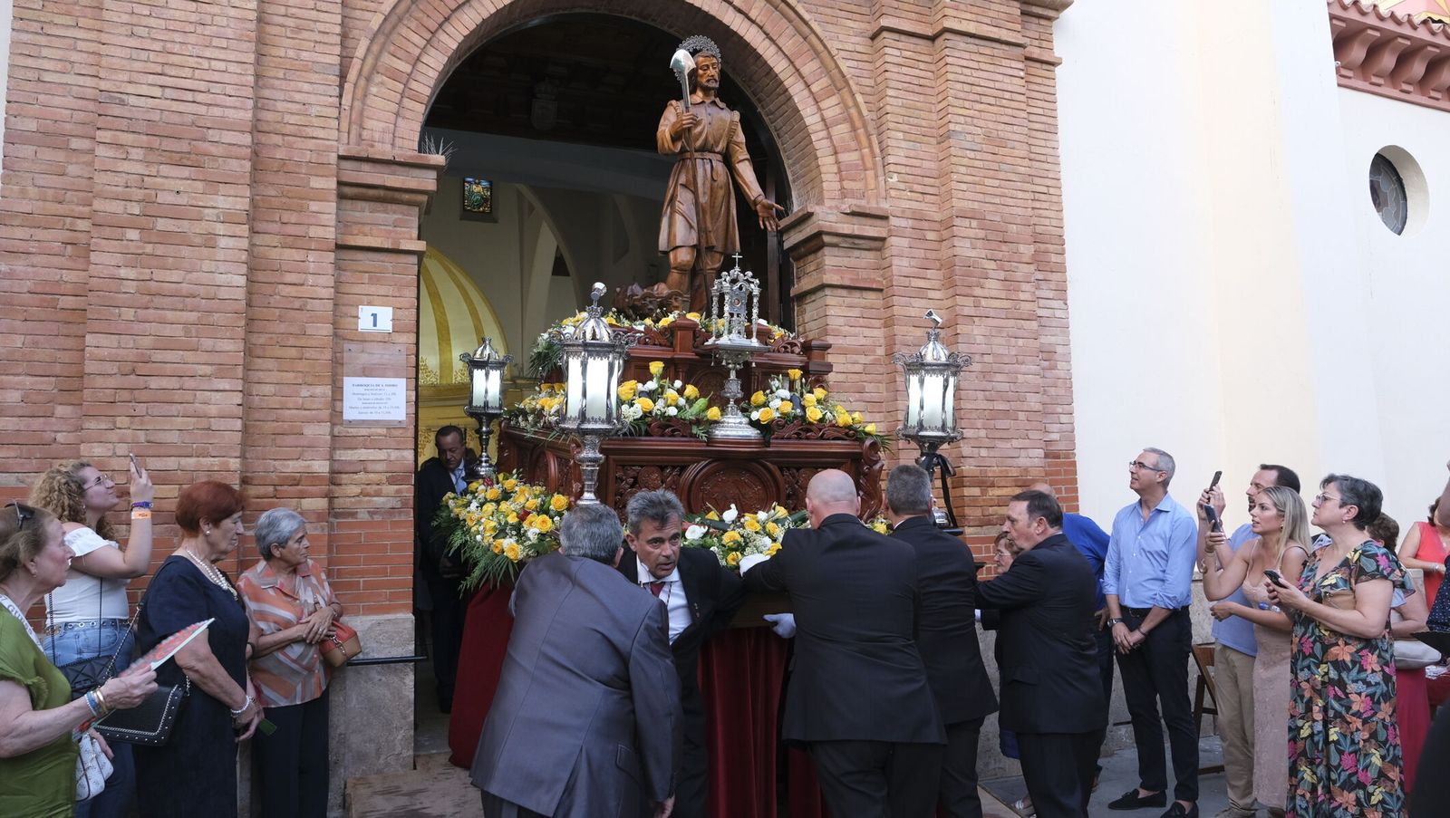 Salida de San Isidro del templo ejidense.