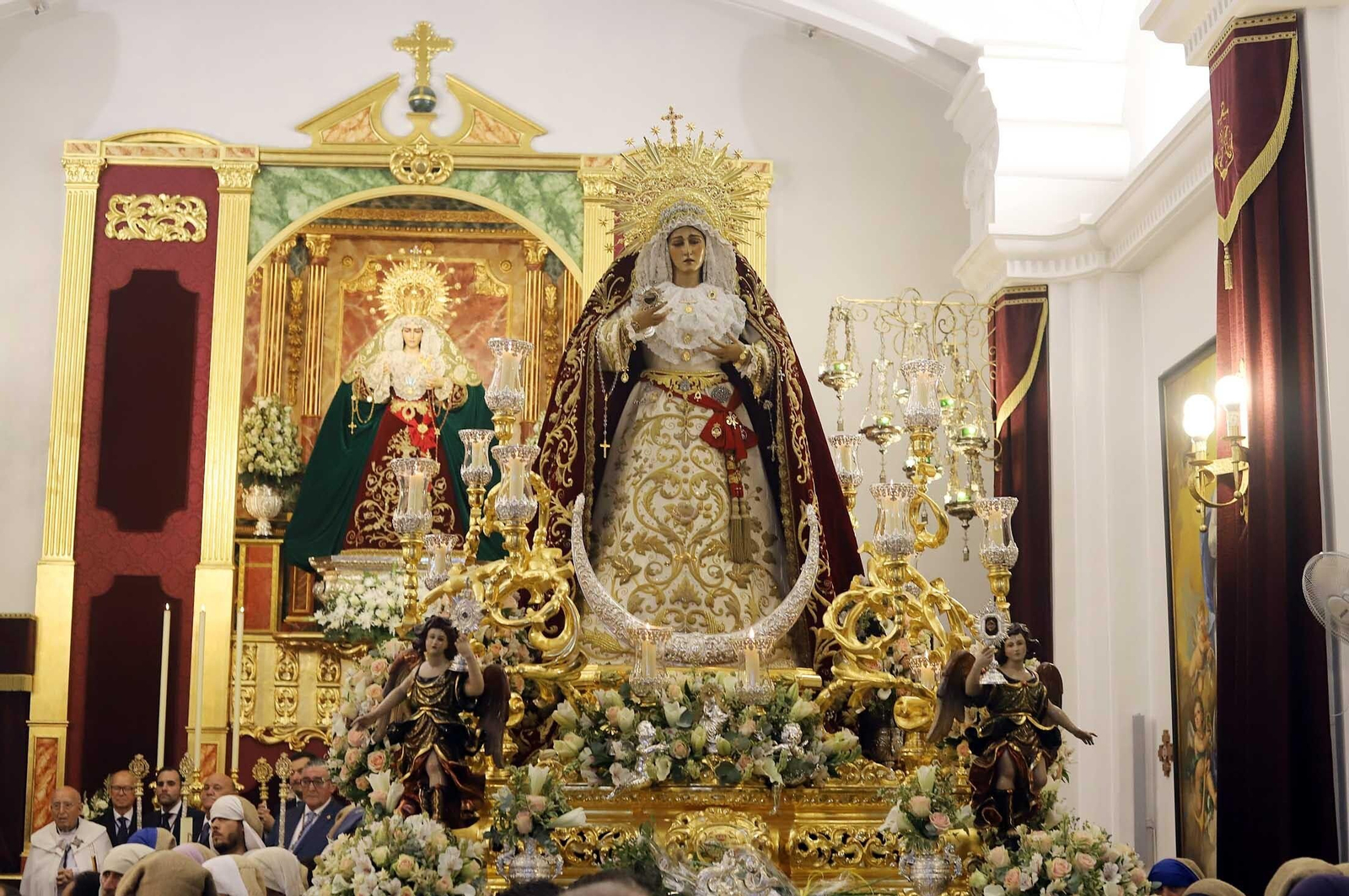 Imágenes de la procesión de la Virgen de la Amargura por las calles de Huelva