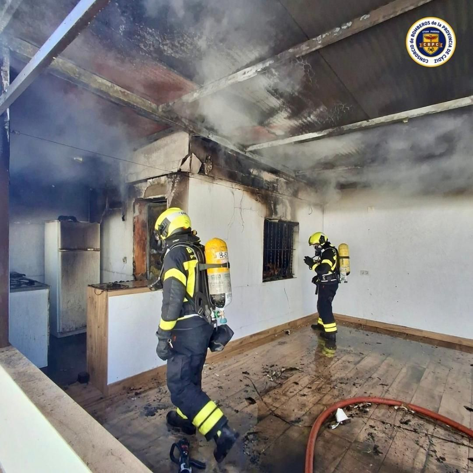 Los bomberos durante la actuación en una zona de chalets de Chipiona.