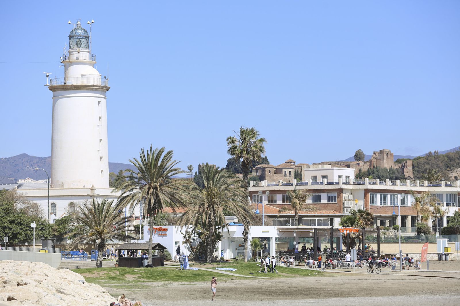 Fotos de los arreglos en las playas de Málaga, que no impiden a los malagueños disfrutar del buen tiempo