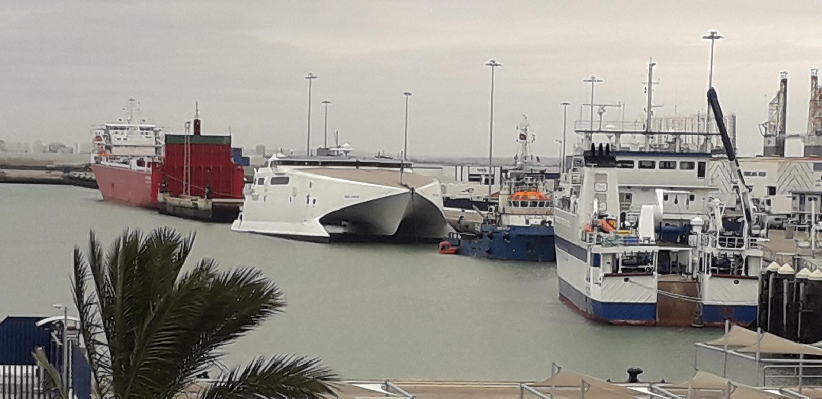El catamarán, atracado esta mañana en el muelle de Cádiz
