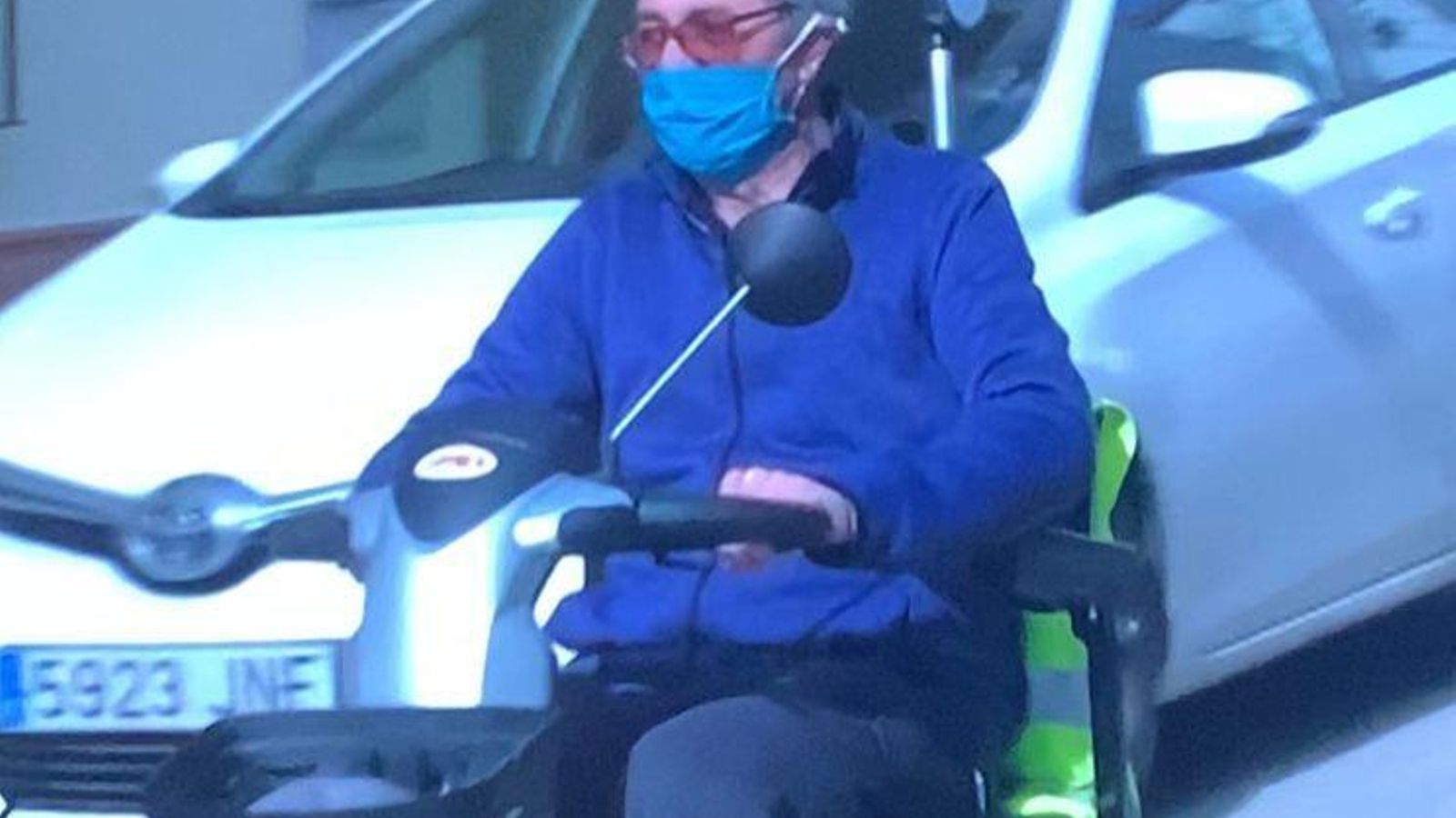 José Blanco se desplaza en su moto eléctrica por el municipio.