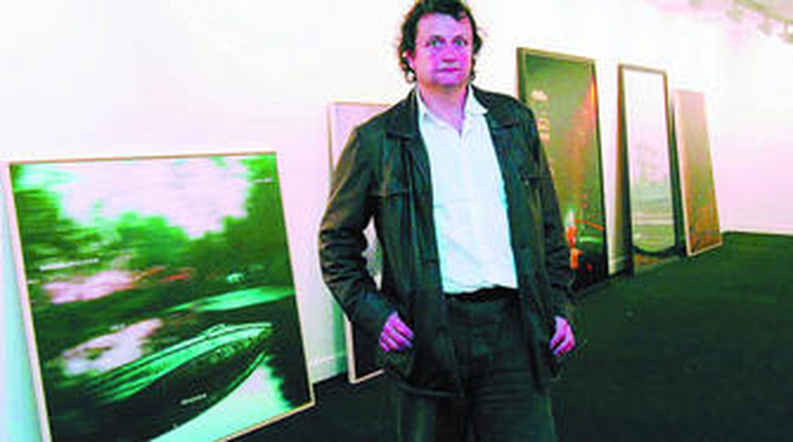 El artista jerezano, en una imagen de 2005, posa con algunas de sus obras.