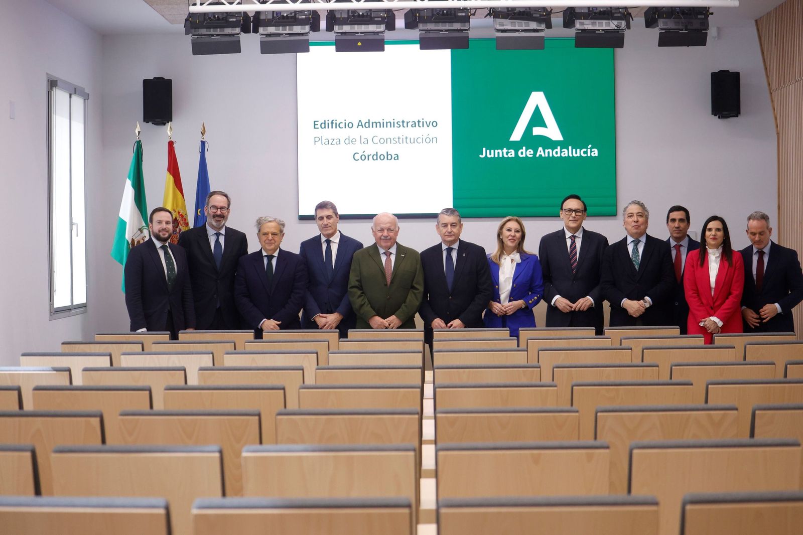 Dirigentes institucionales en el nuevo Edificio Administrativo de la Junta en Córdoba.