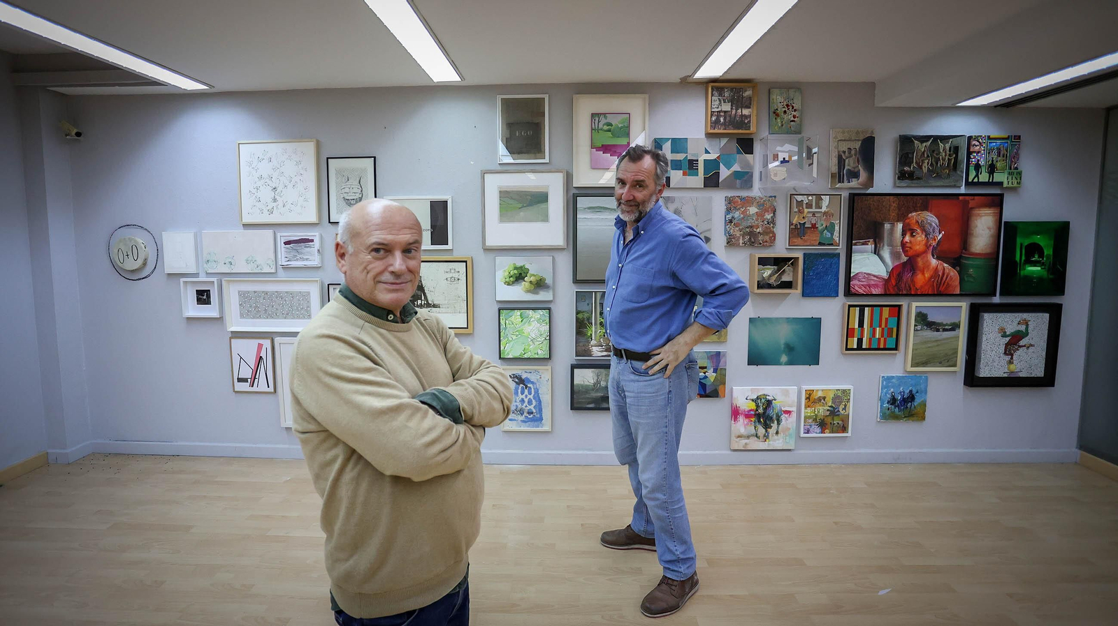 Bernardo Palomo y Paco Pérez Valencia, durante el montaje de la exposición.
