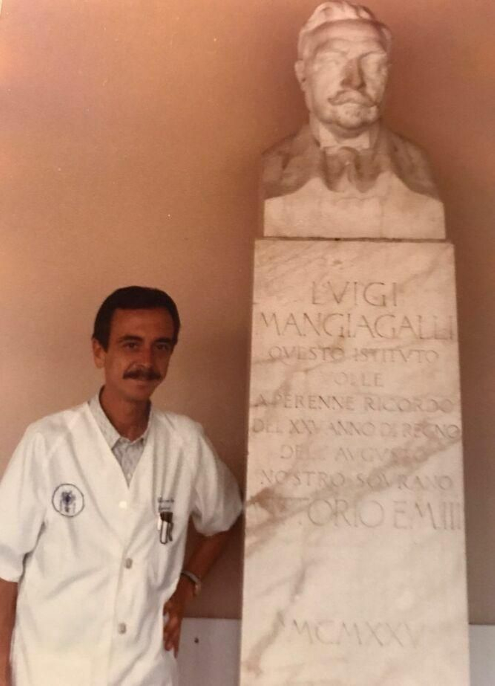 García Puche en Milán, junto al busto de L. Mangiagalli