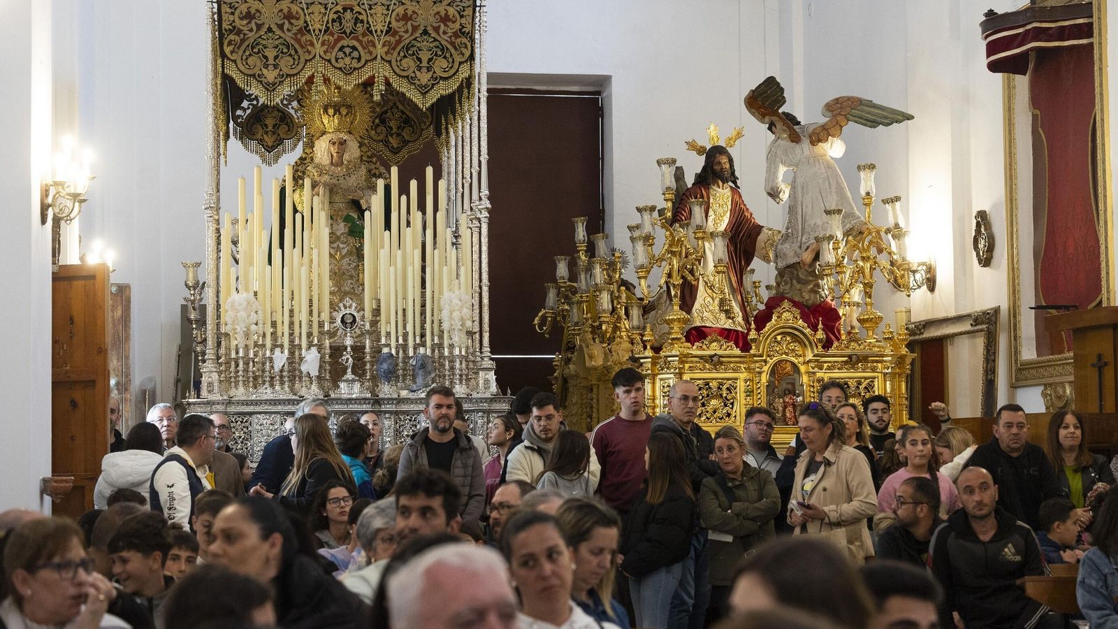 Los titulares de El Huerto en el interior de la iglesia de Santa Catalina, en el barrio de La Viña