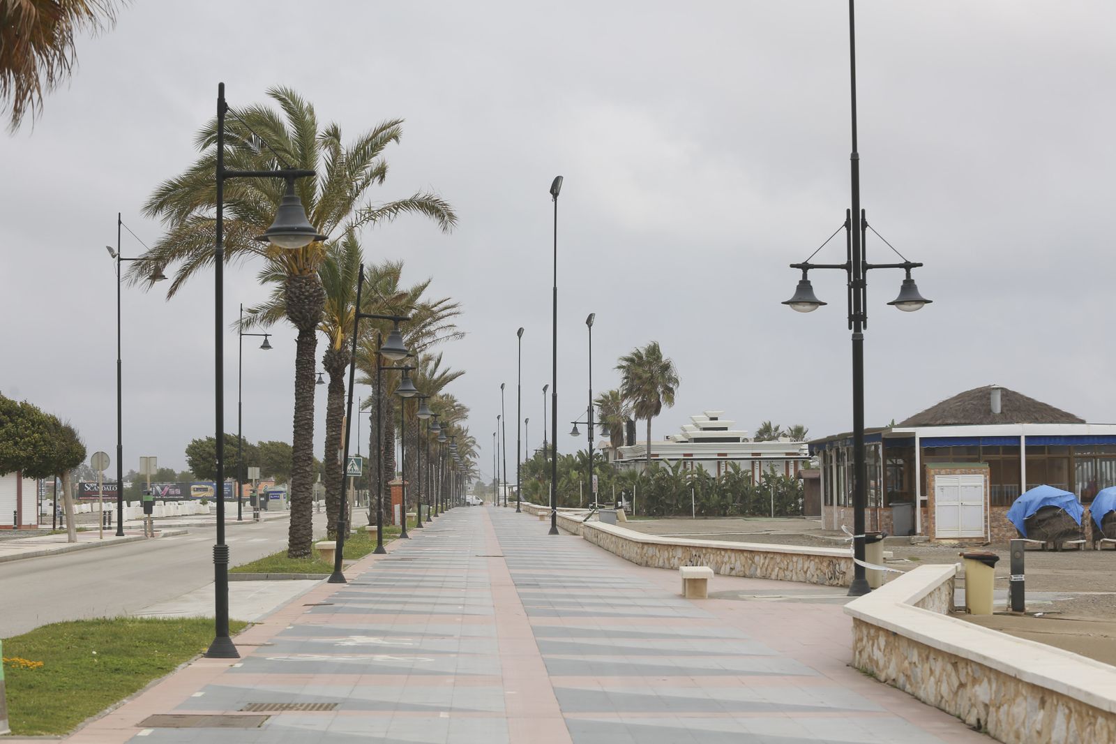 Playas cerradas en Torremolinos, la imagen del coronavirus en Málaga