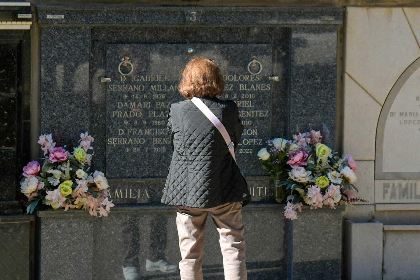 Las imágenes del Día de Todos los Santos en el cementerio de Granada
