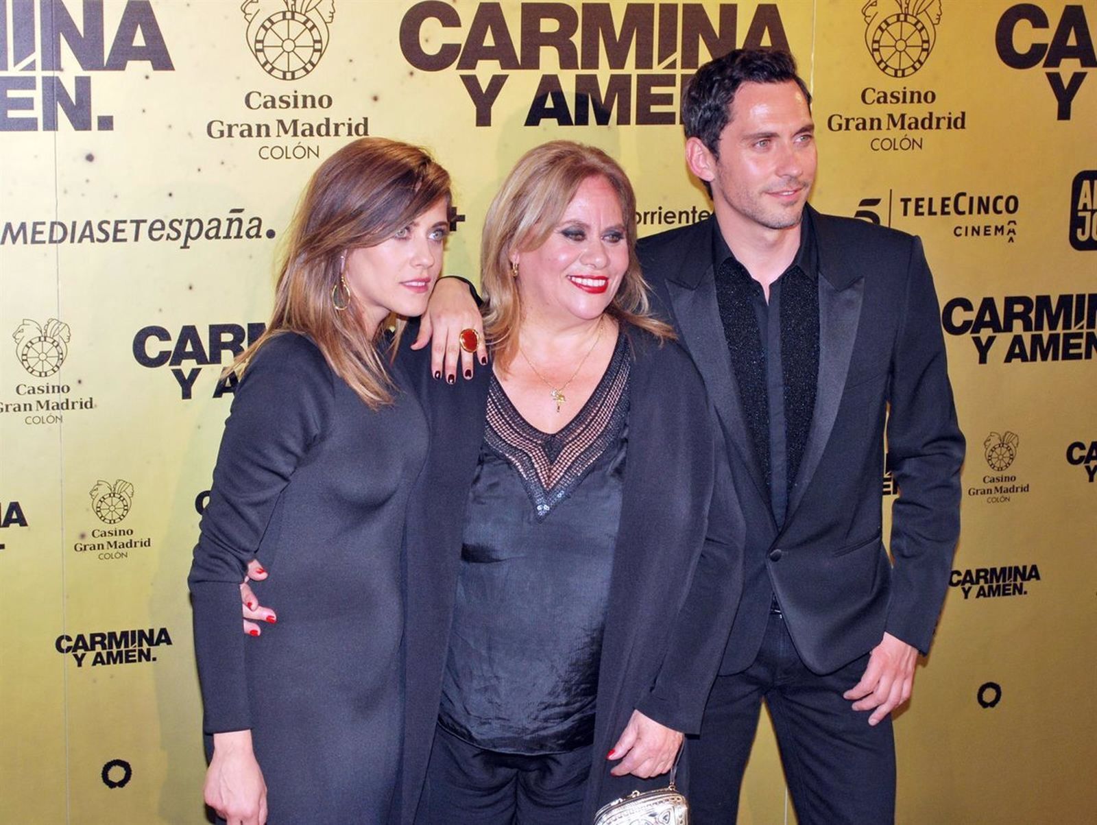 Carmina Barrios, convertida en actriz tras debutar con su hijo, Paco León. En la foto, también junto a su otra hija, la también actriz María León.