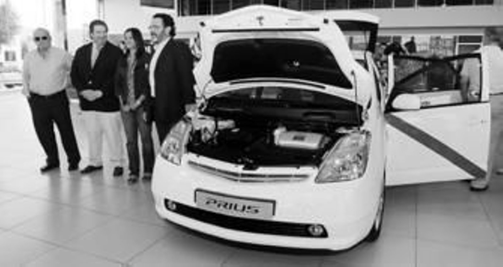 Los invitados se acercaron a observar de cerca el híbrido de Toyota.