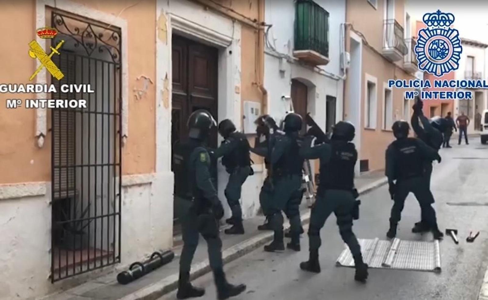 Policías durante la operación que permitió desarticular la peligrosa red de narcos